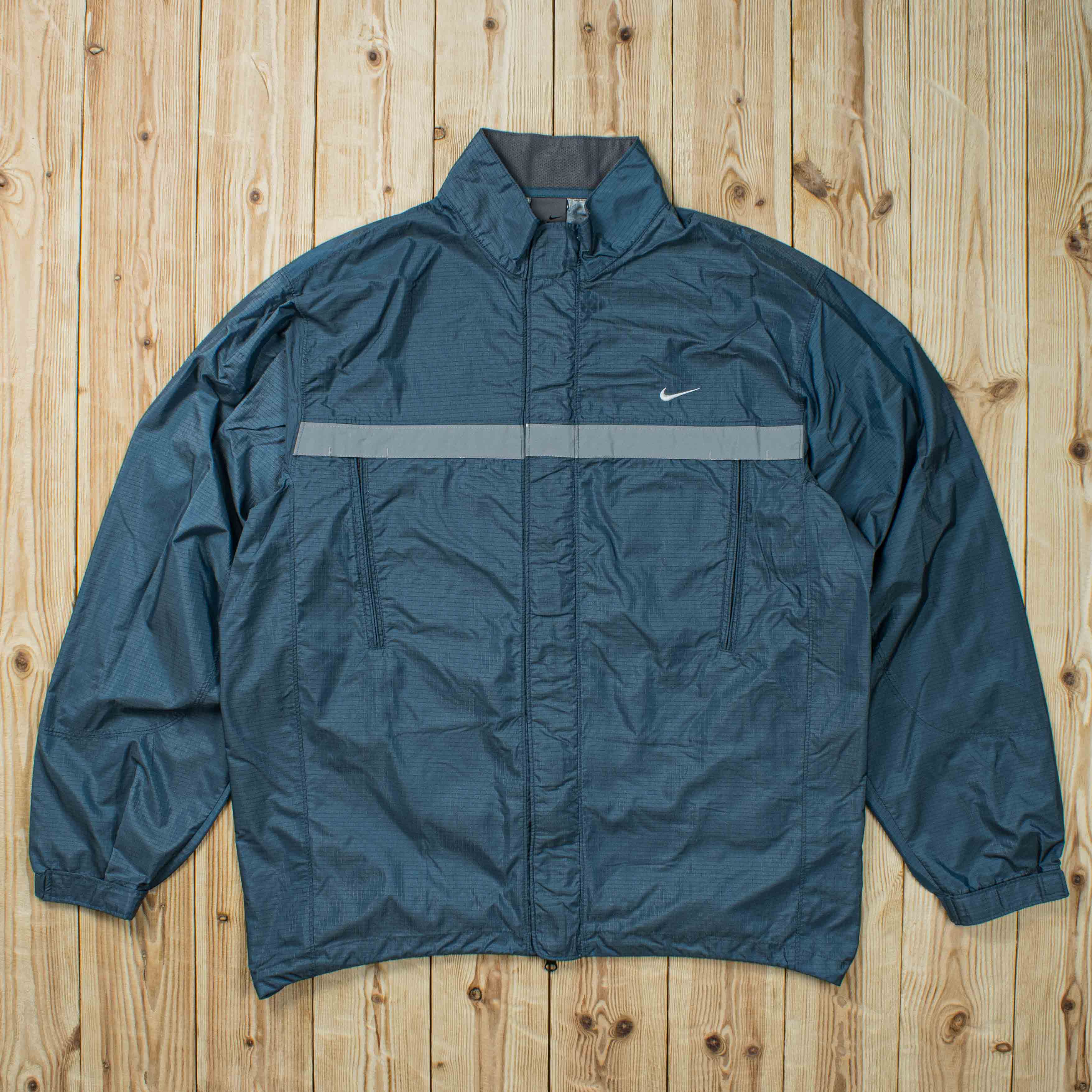 (L) Vintage Nike Essential Embroidered Jacket