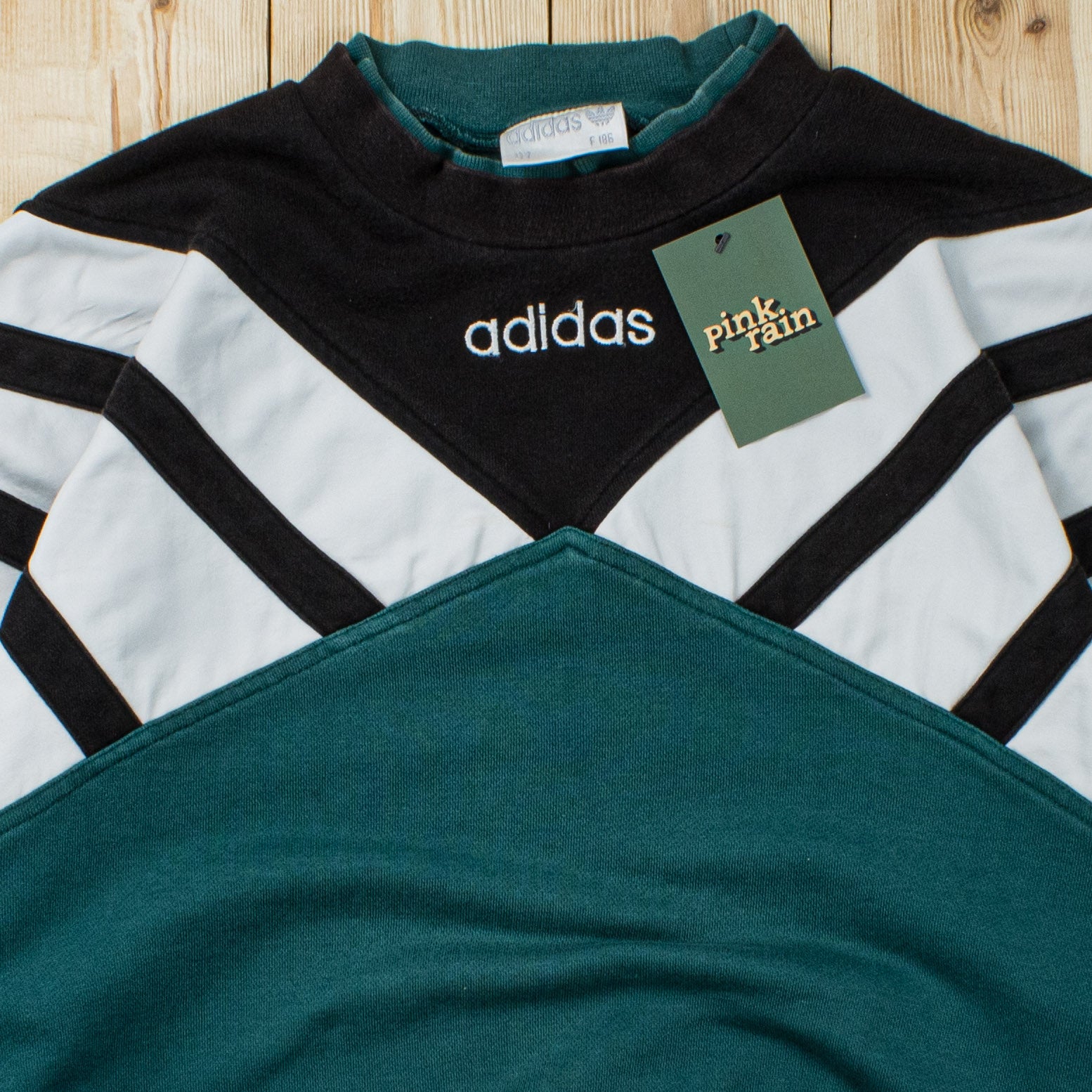 (L) Vintage Adidas Essential Embroidered Sweatshirt