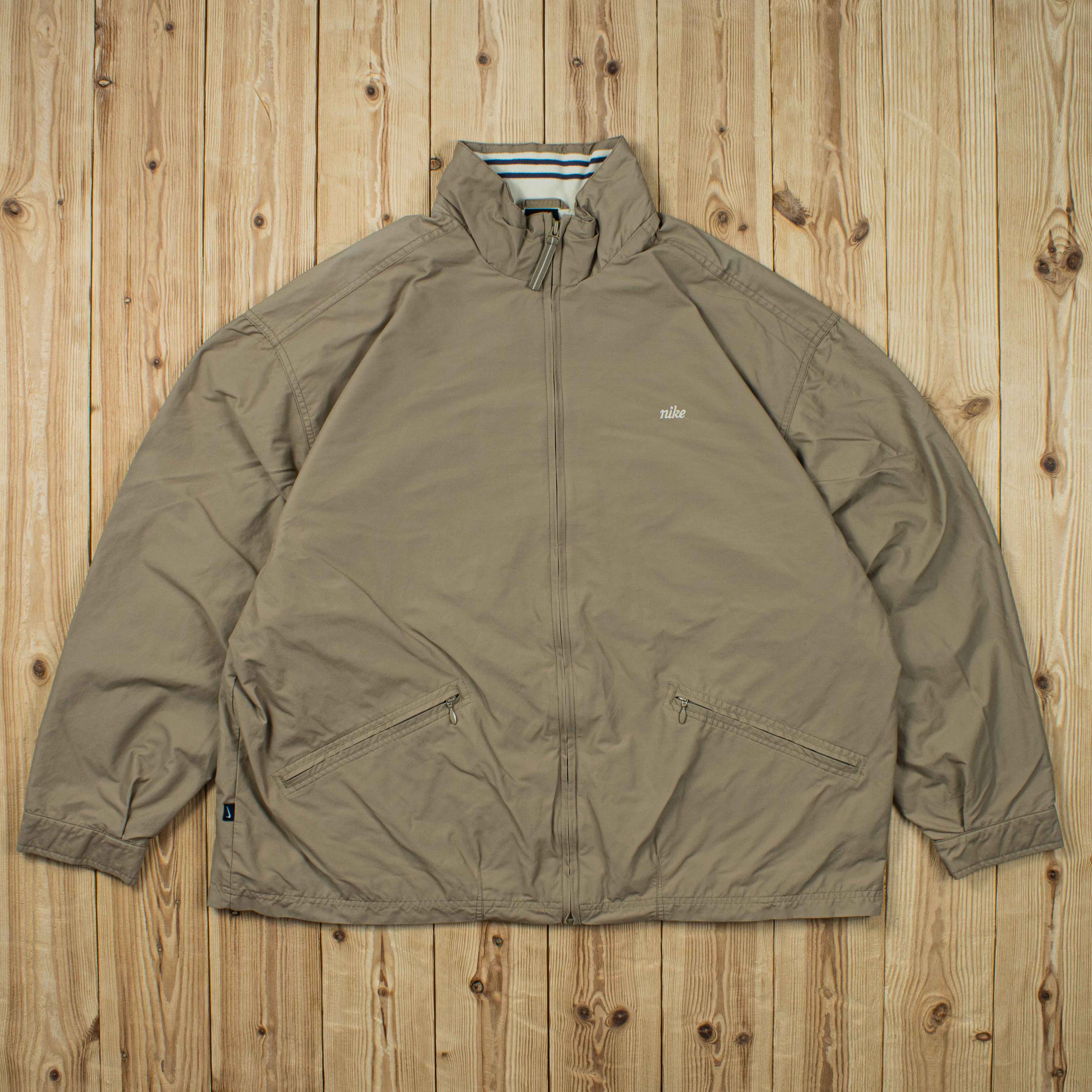 (L) Vintage Nike Essential Embroidered Jacket