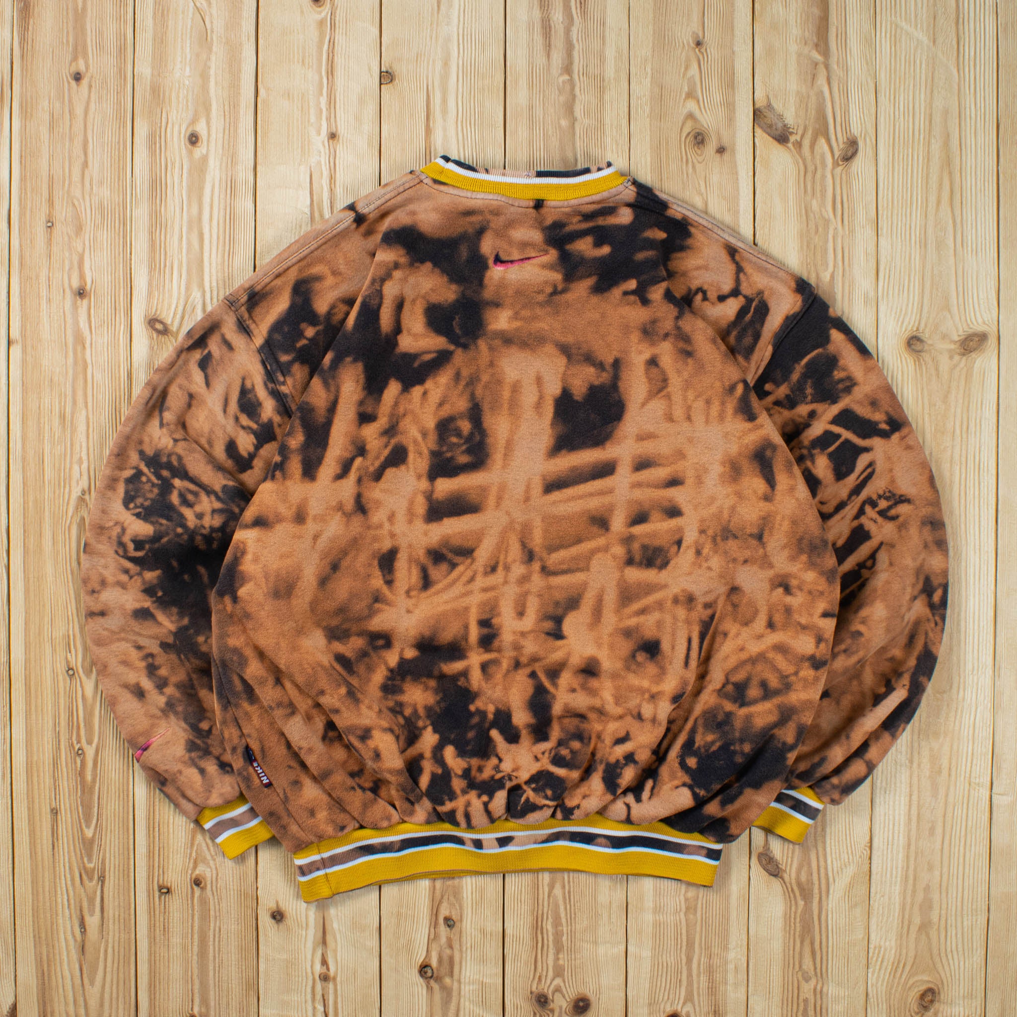 (M) Vintage Nike Swoosh Embossed Sweatshirt