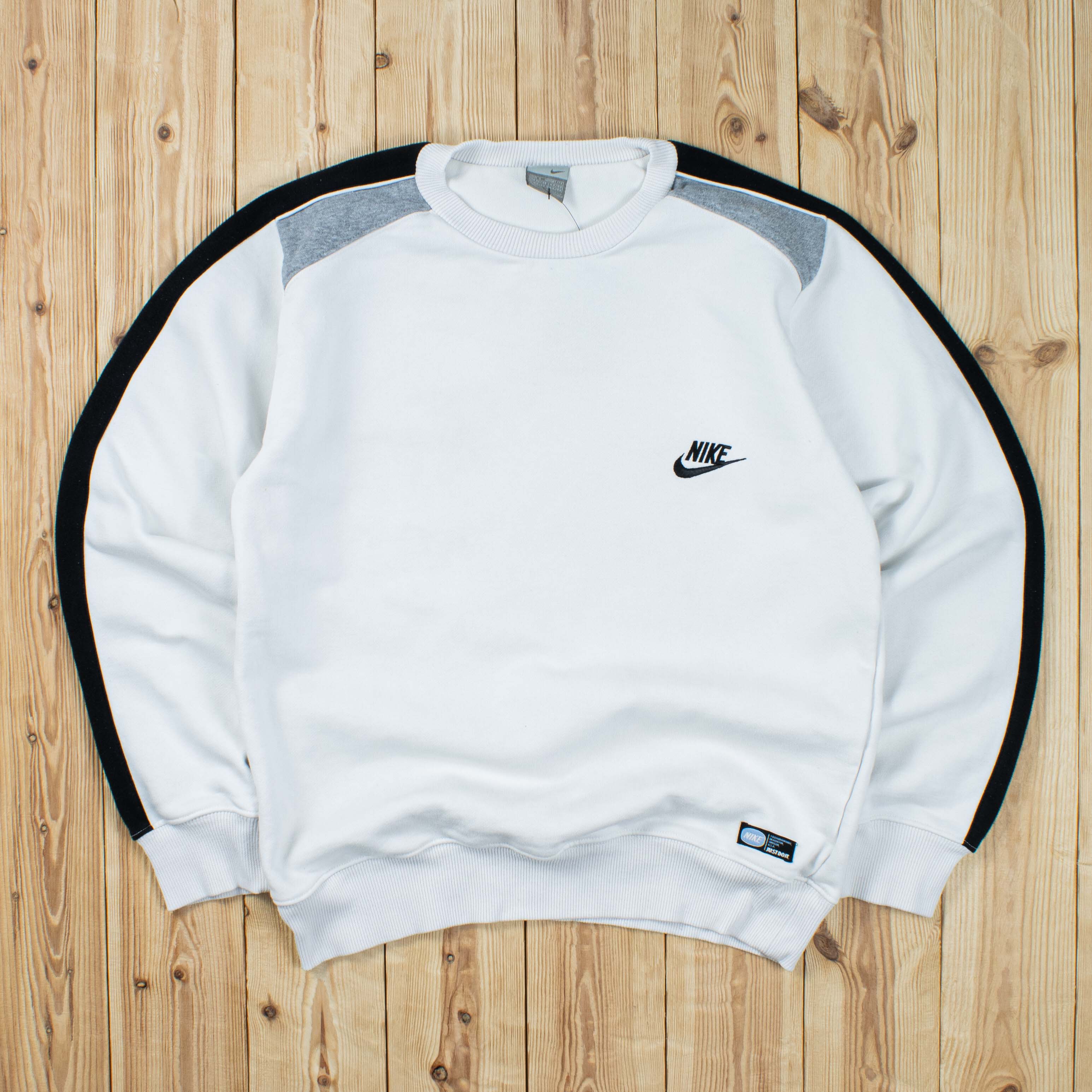 (M) Vintage Nike Essential Embroidered Sweatshirt