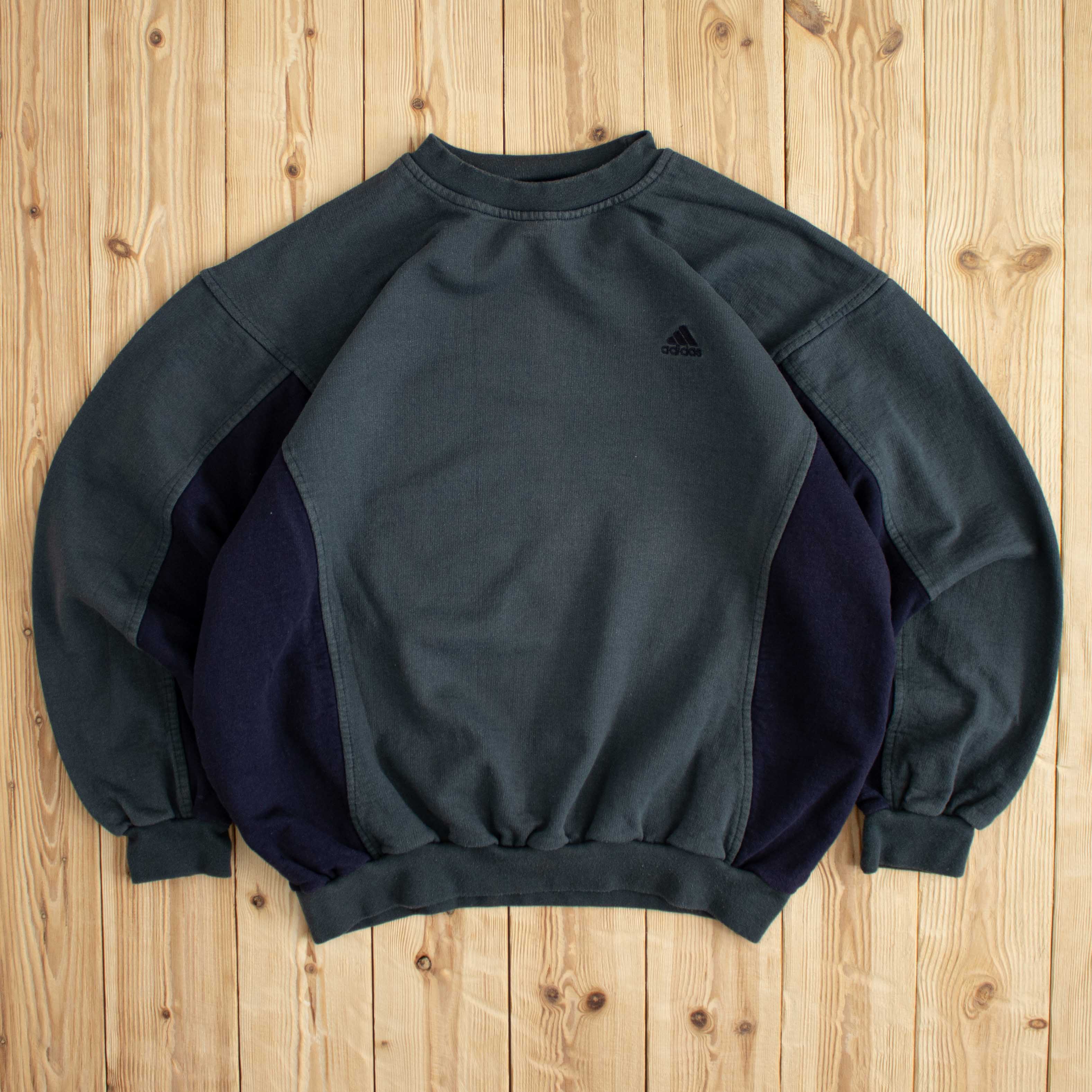 (M/L) Vintage Adidas Essential Embroidered Sweatshirt