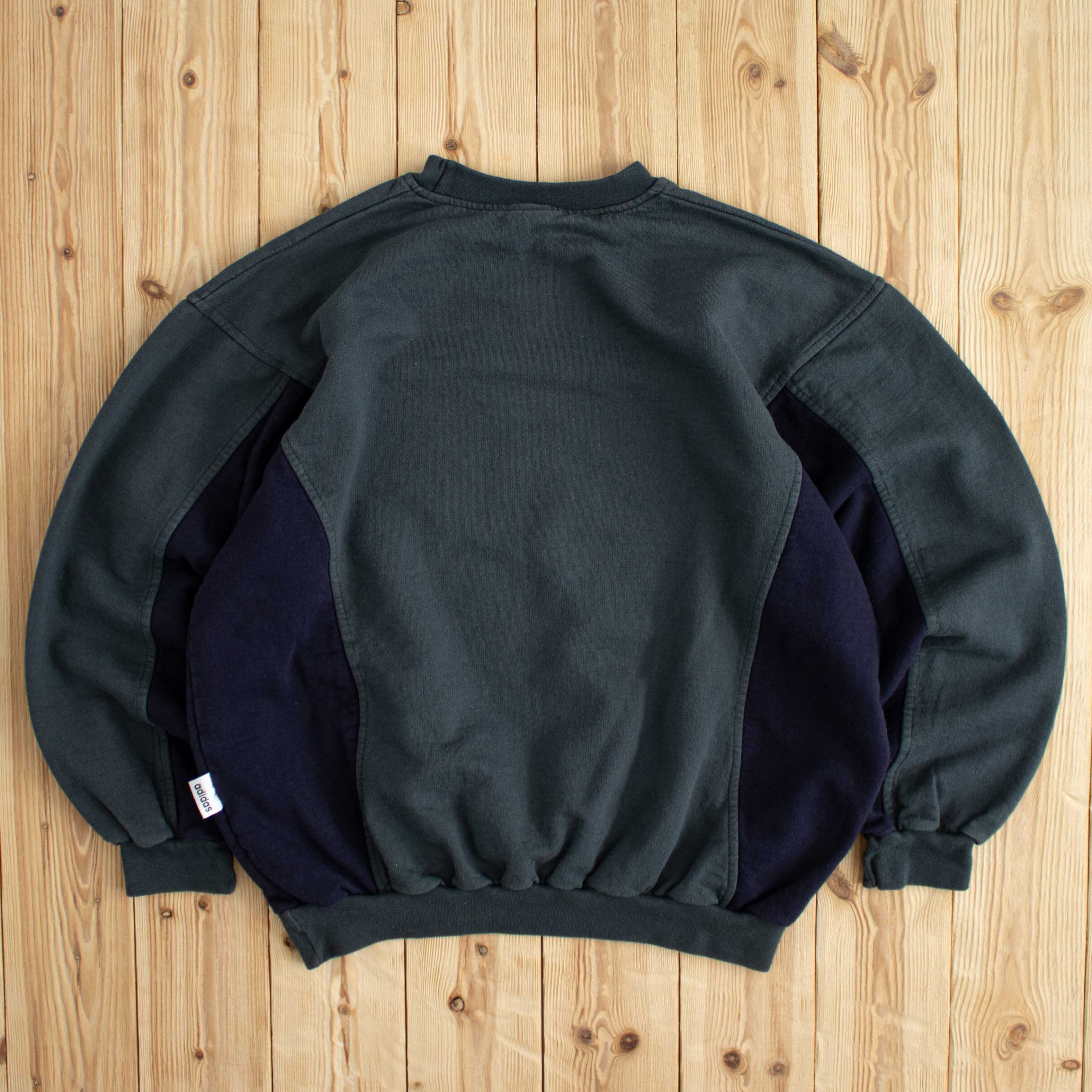 (M/L) Vintage Adidas Essential Embroidered Sweatshirt