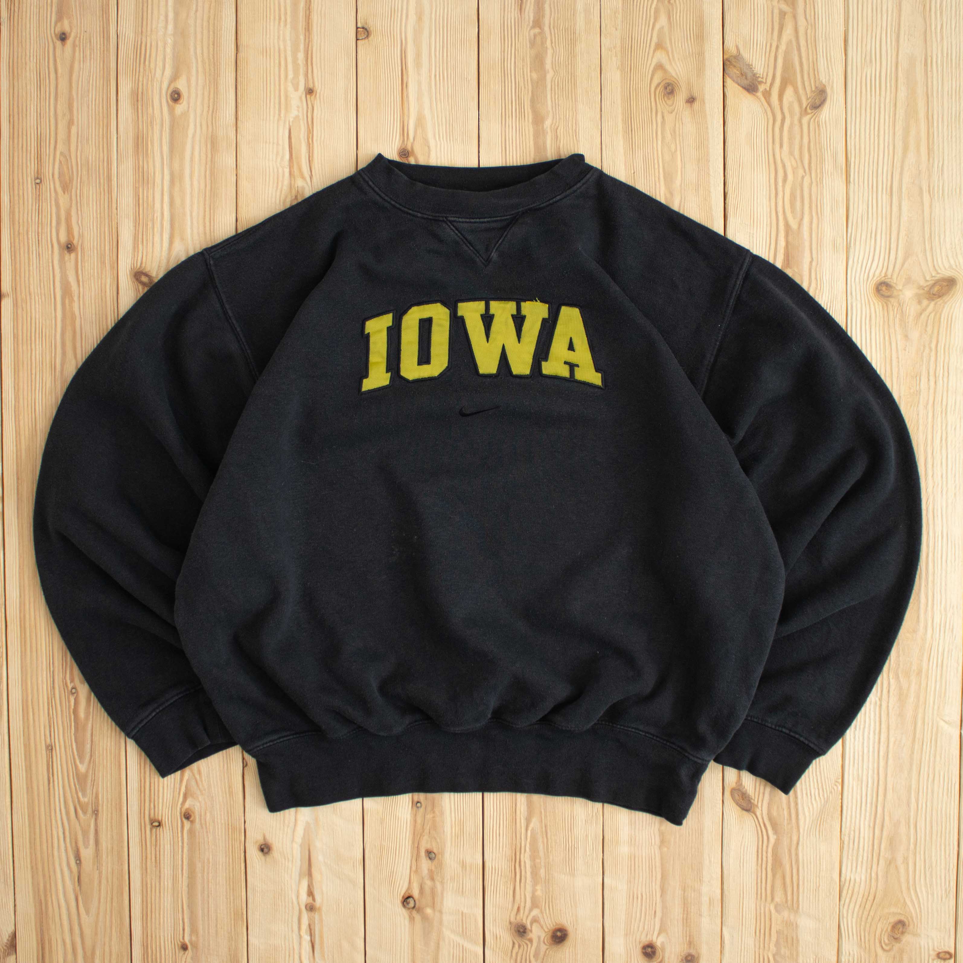 (S/M) Vintage Nike Iowa Center Swoosh Embroidered Sweatshirt