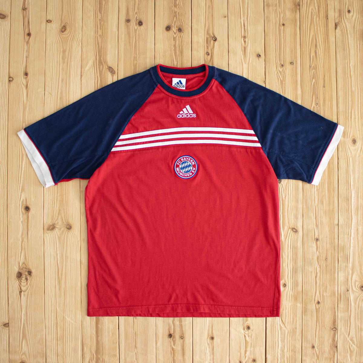 (L) Adidas F.C. Bayern Munich Vintage Embroidered T-Shirt Red