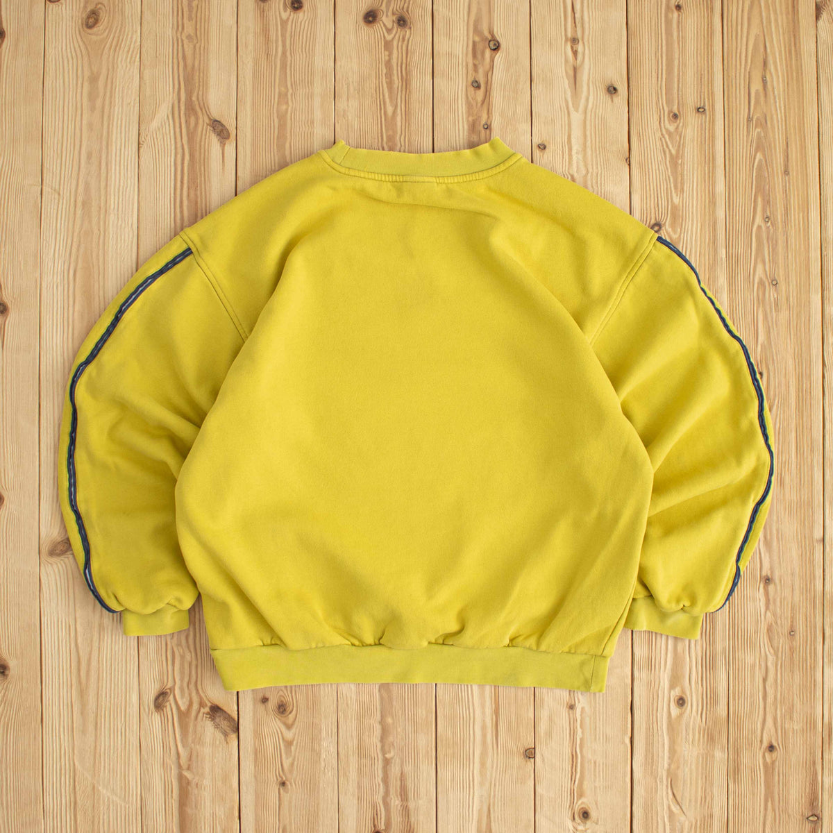 (S/M) Nike Spell Out Vintage Embroidered Sweatshirt Yellow