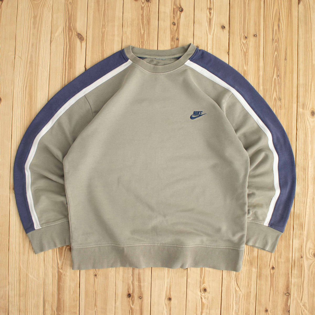 (L) Nike Vintage Essential Embroidered Sweatshirt Beige