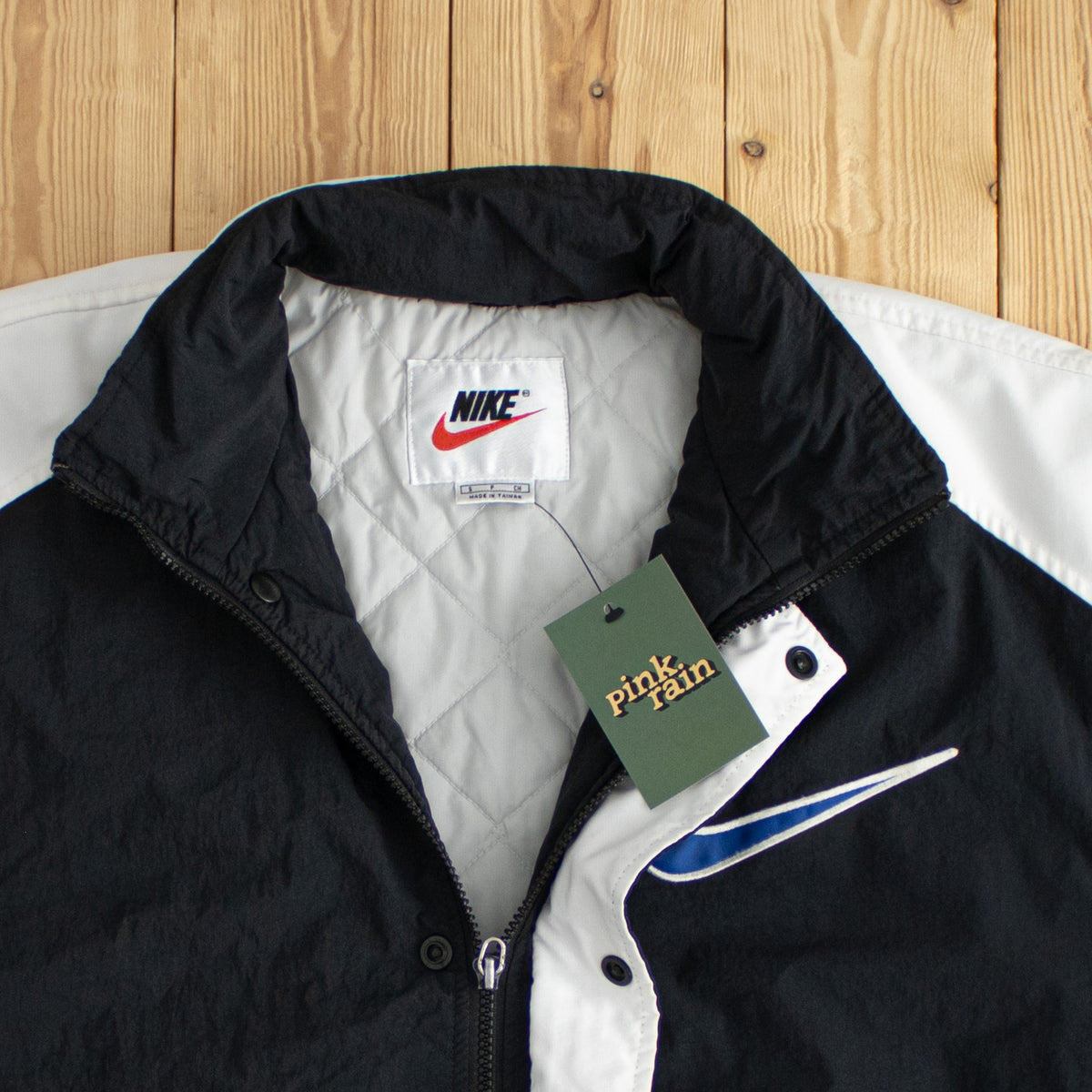 (S/M) Nike Swoosh Vintage Embroidered Puffer Jacket Black