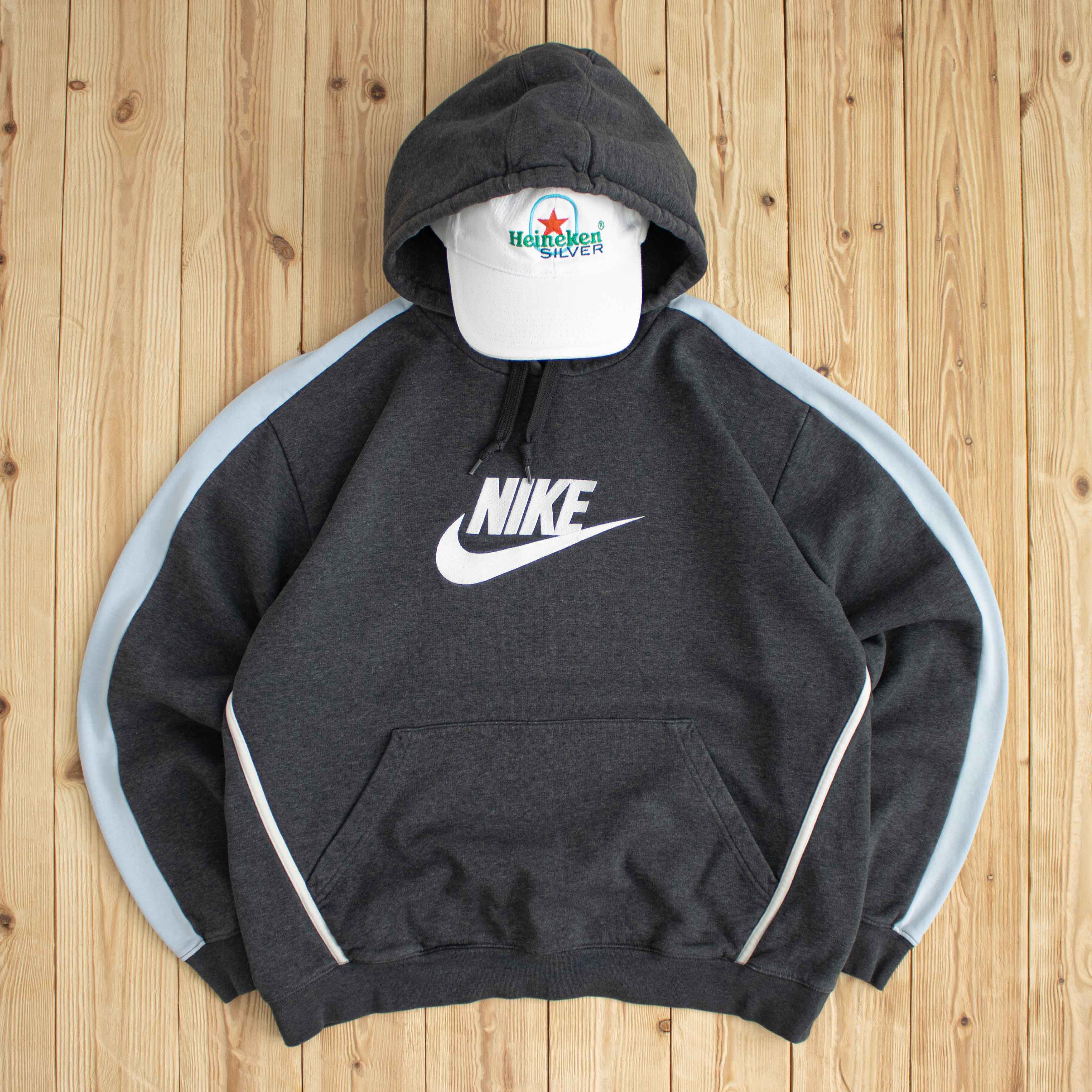 (M) Vintage Nike Logo Embroidered Hoodie