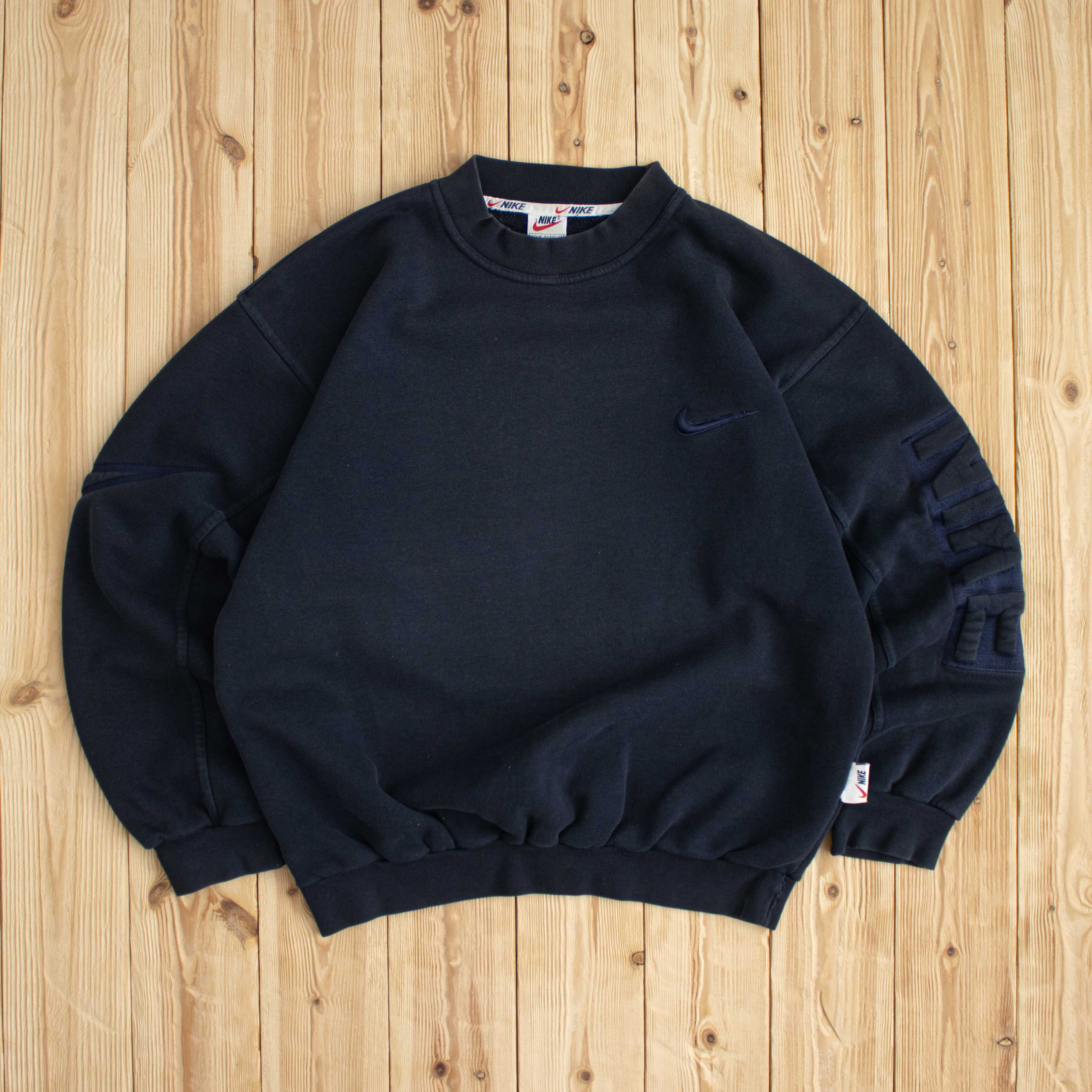 (M) Vintage Nike Embroidered & Embossed Sweatshirt