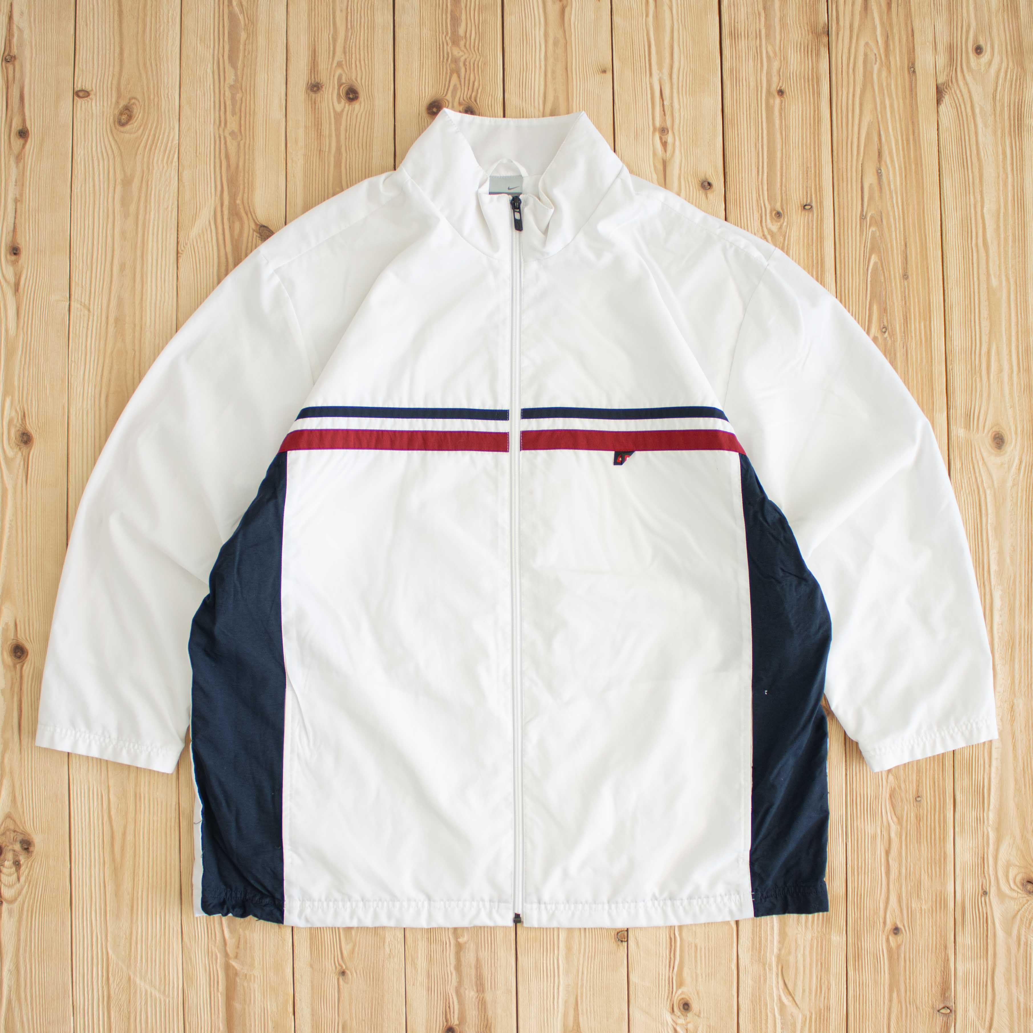 (L) Vintage Nike Essential Embroidered Jacket