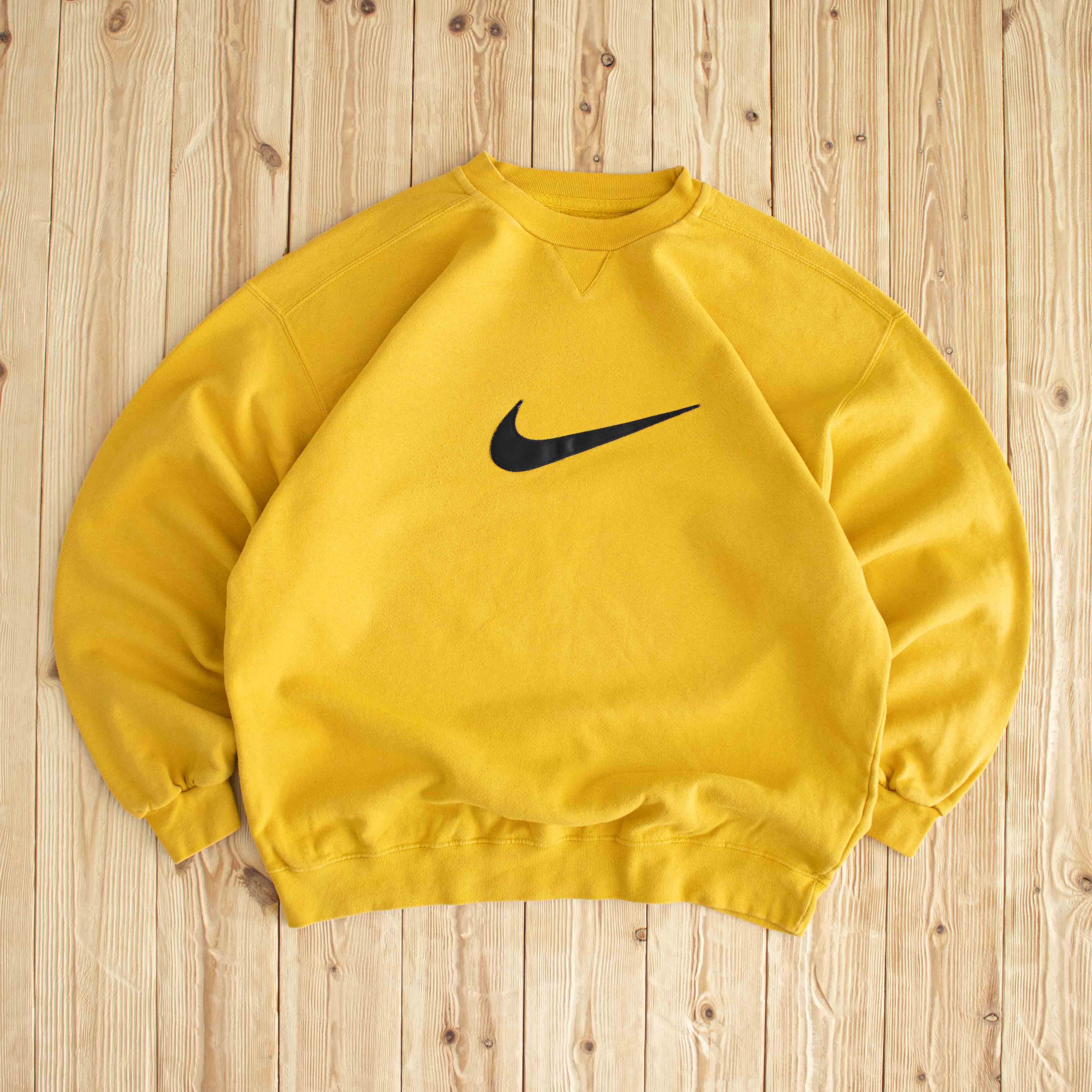 (L) Nike Swoosh Vintage Embroidered Sweatshirt Yellow