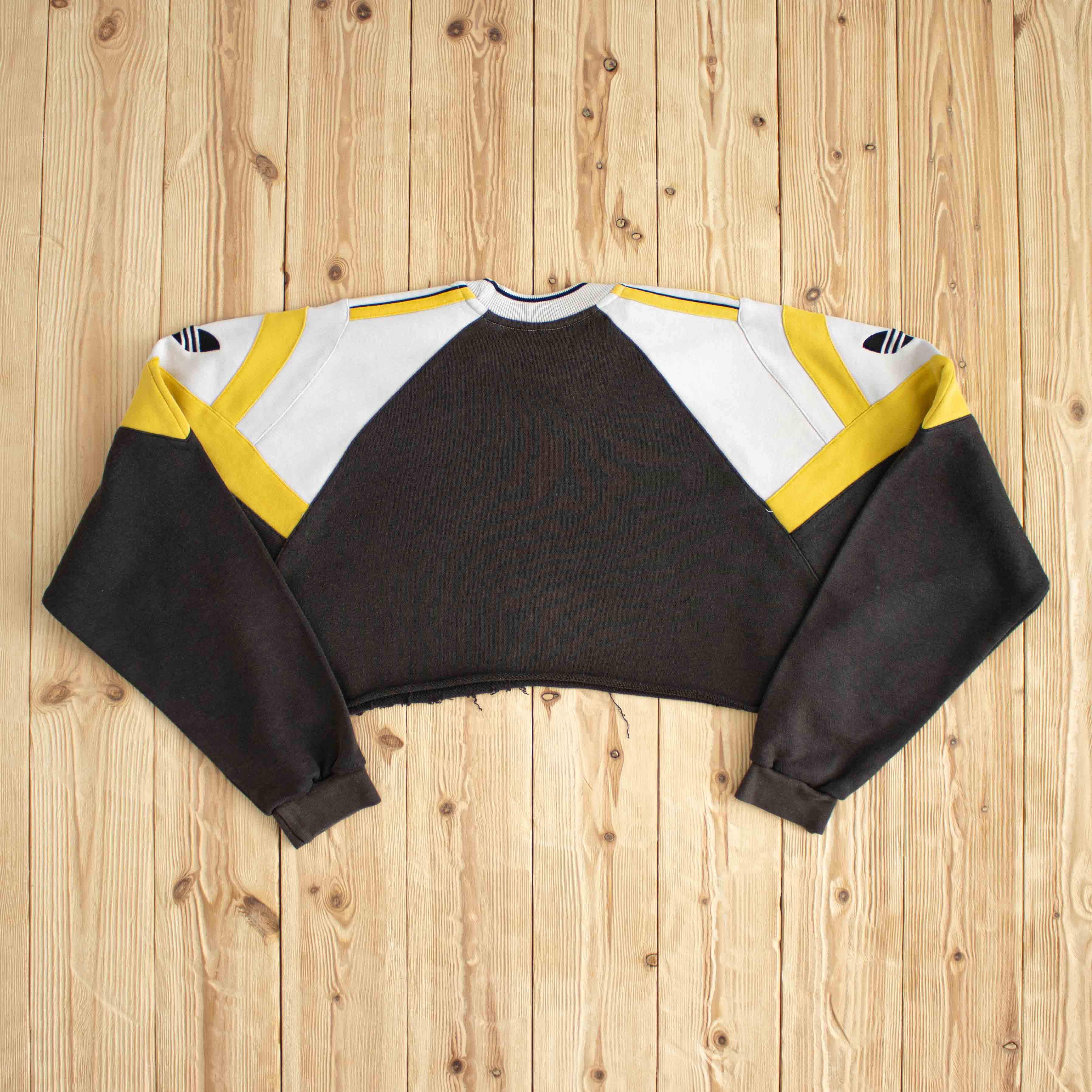 (L) Adidas Cropped Vintage Embroidered Sweatshirt Black