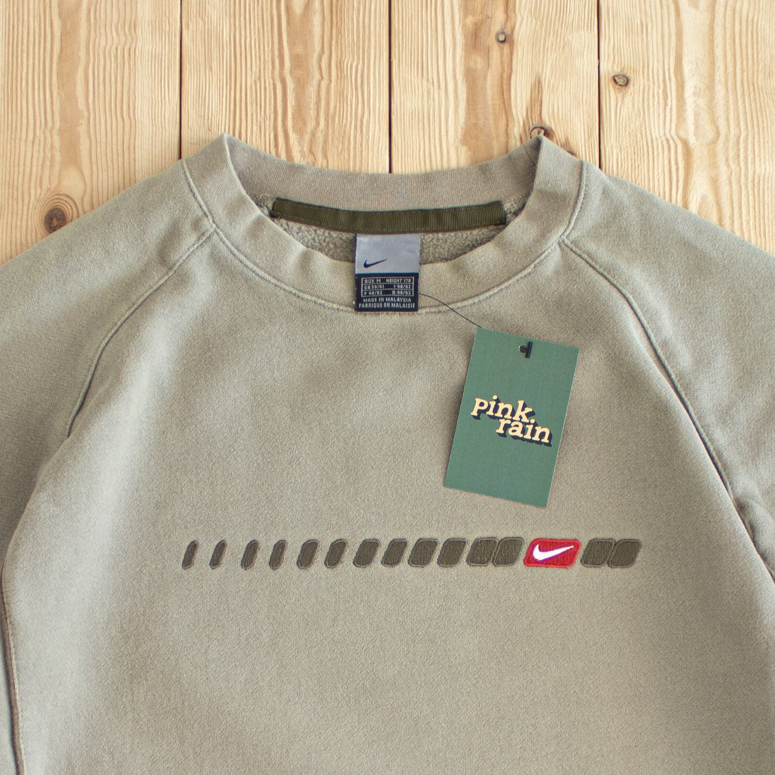 (M) Nike Mini Swoosh Vintage Embroidered Sweatshirt Khaki