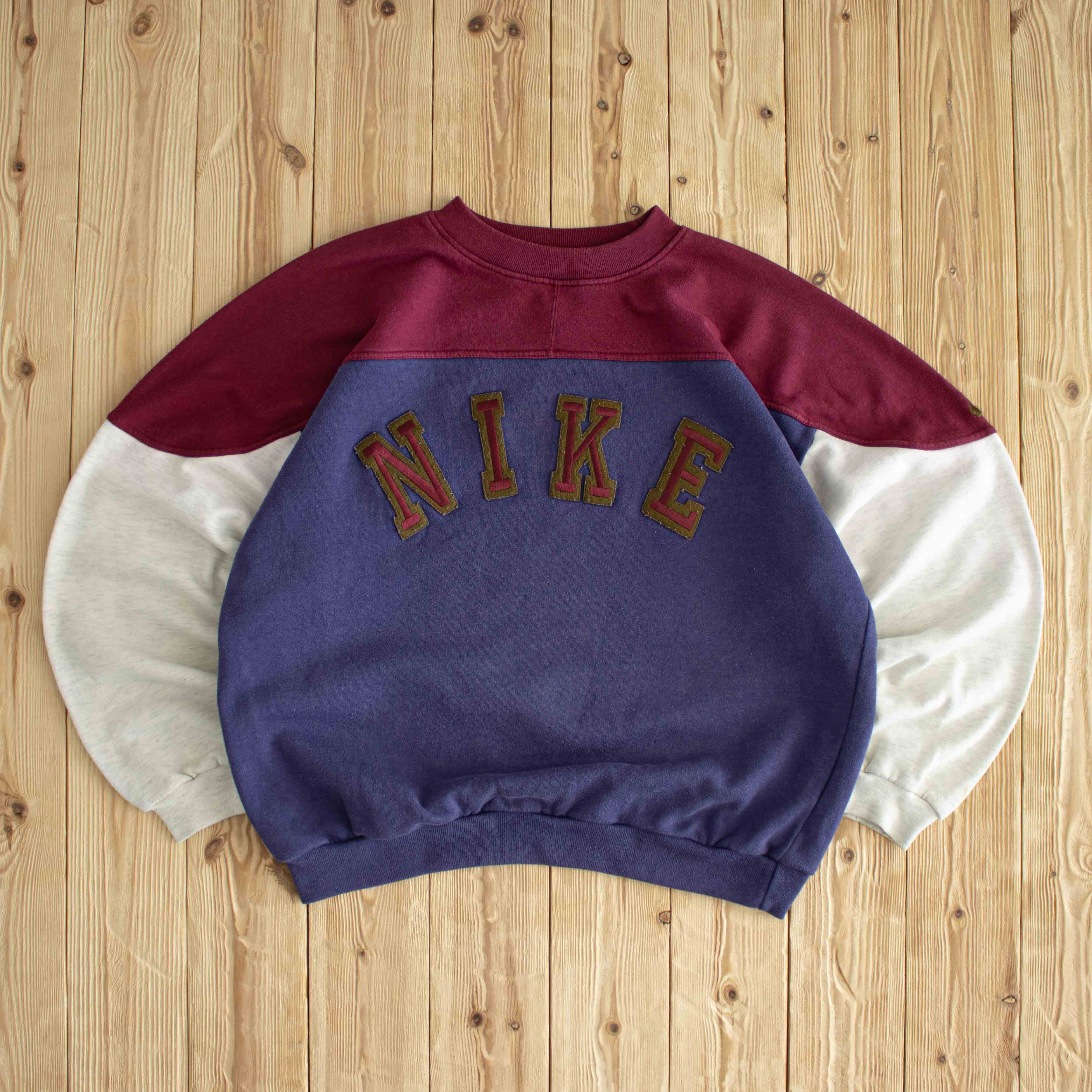 (M/L) Nike Spell Out Vintage Embroidered Sweatshirt Purple
