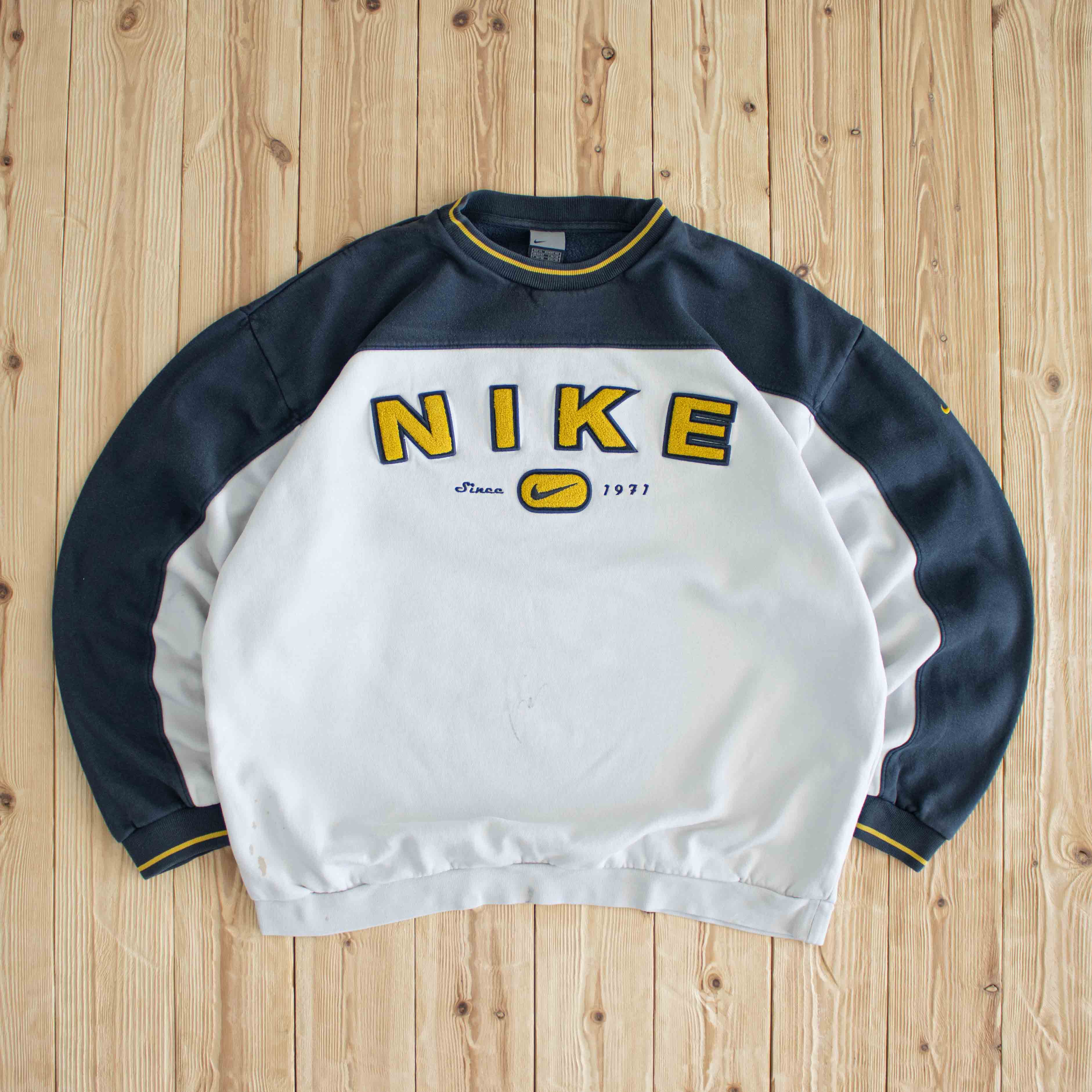 (L) Nike Spell Out Vintage Fluffy Embroidered Sweatshirt White