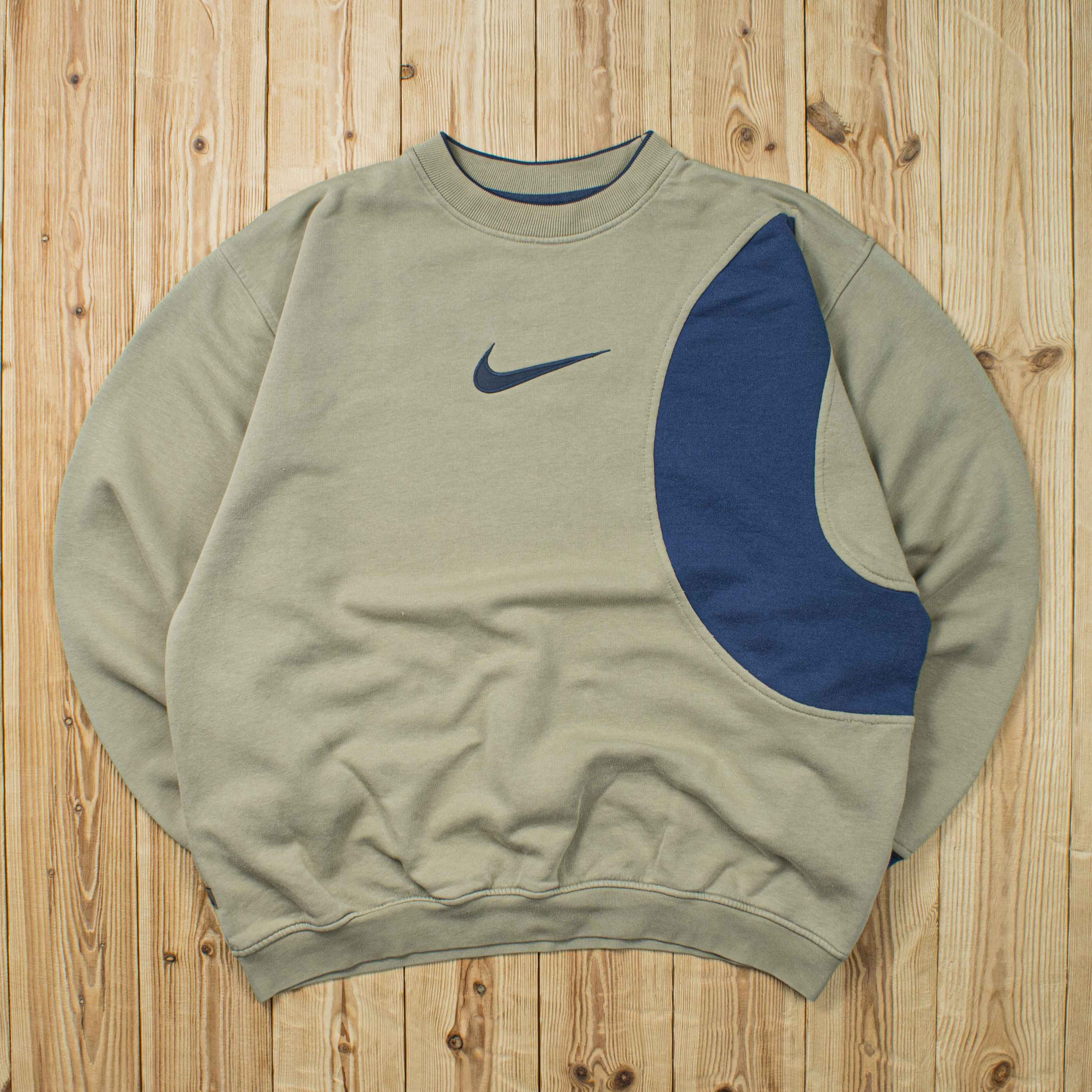 (L) Vintage Reworked Nike Swoosh Embroidered Sweatshirt