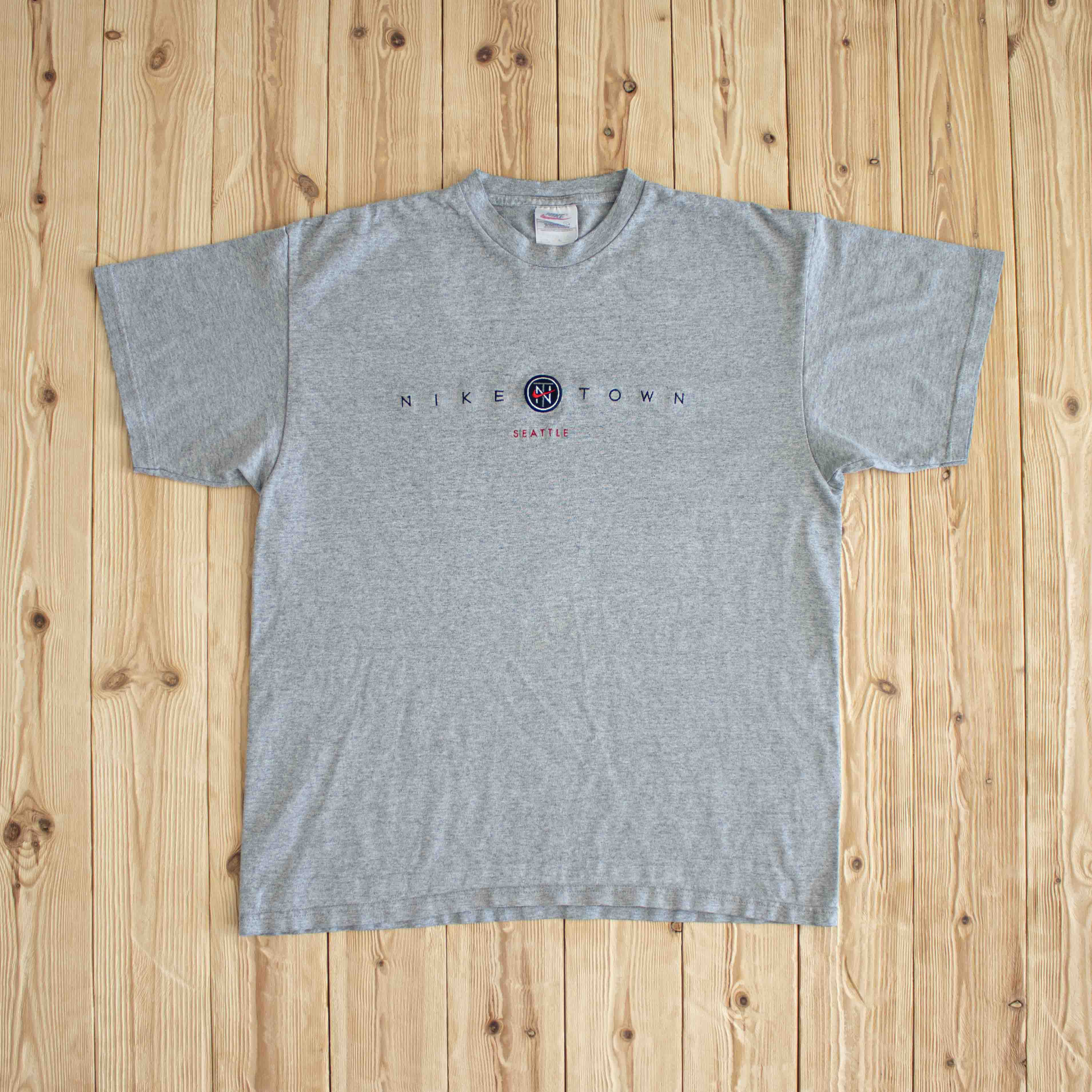 (M/L) Nike Town Seattle Vintage Embroidered T-Shirt Gray