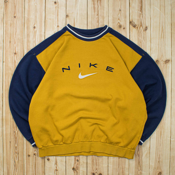 (L) Vintage Nike Spell Out Embroidered Sweatshirt