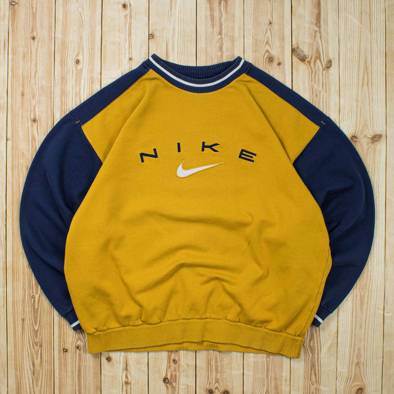 (L) Vintage Nike Spell Out Embroidered Sweatshirt