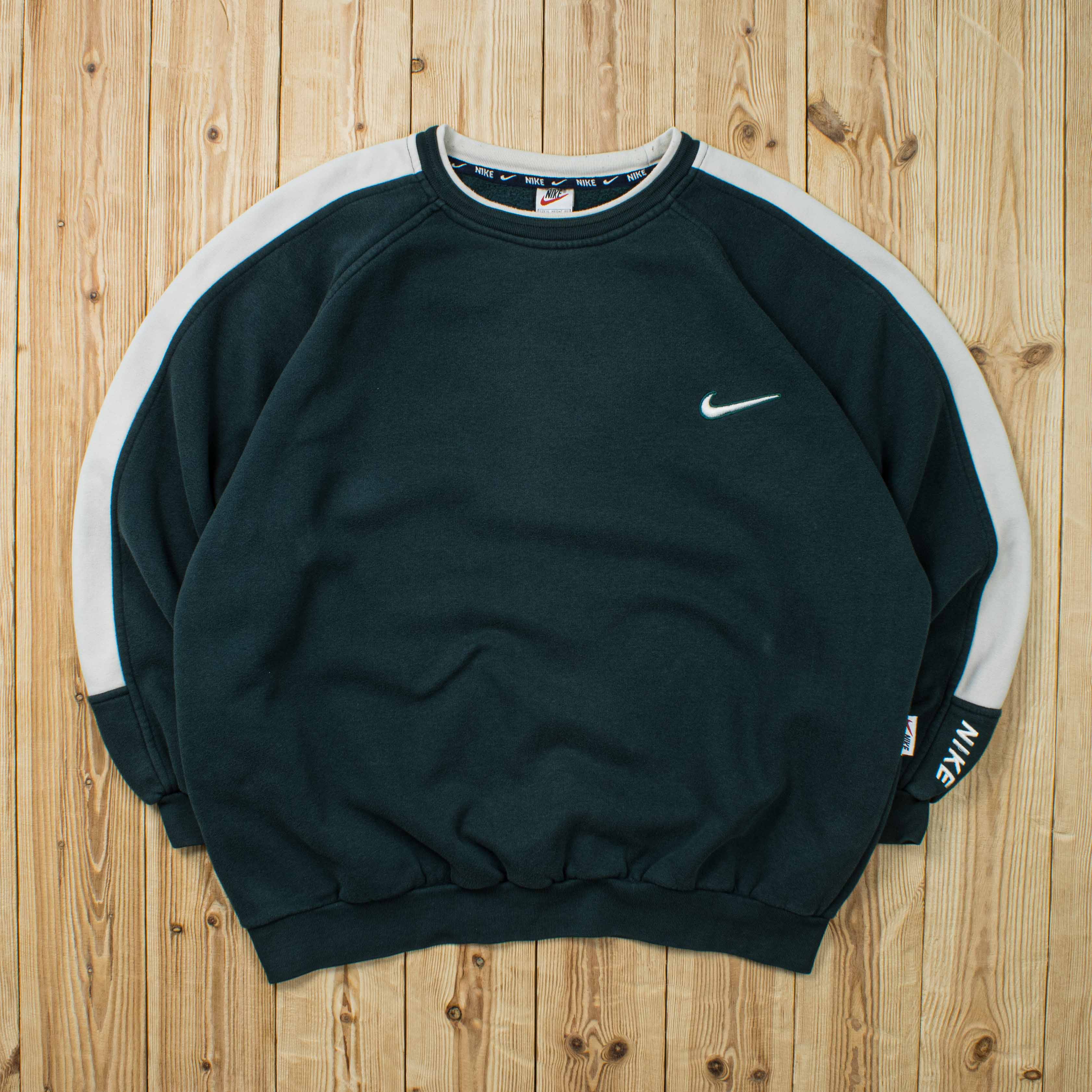(L) Vintage Nike Essential Embroidered Sweatshirt