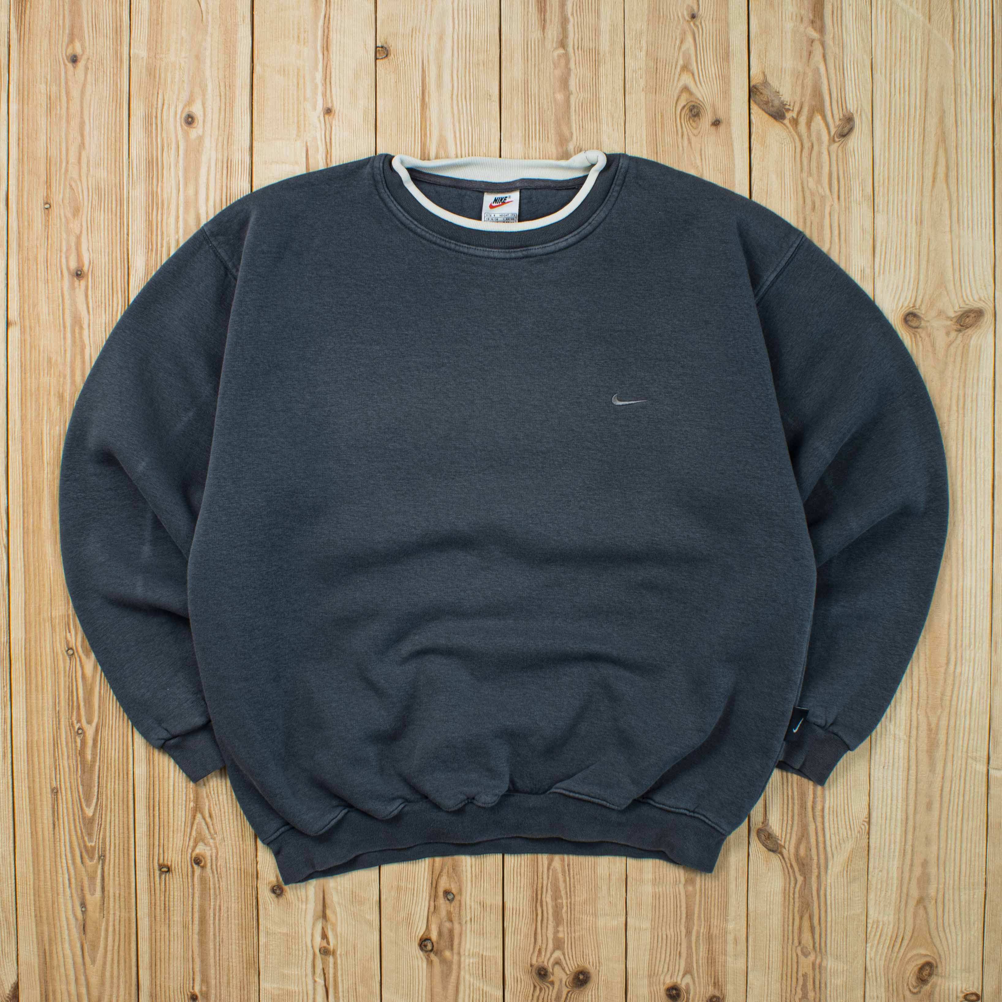 (M) Vintage Nike Essential Embroidered Sweatshirt