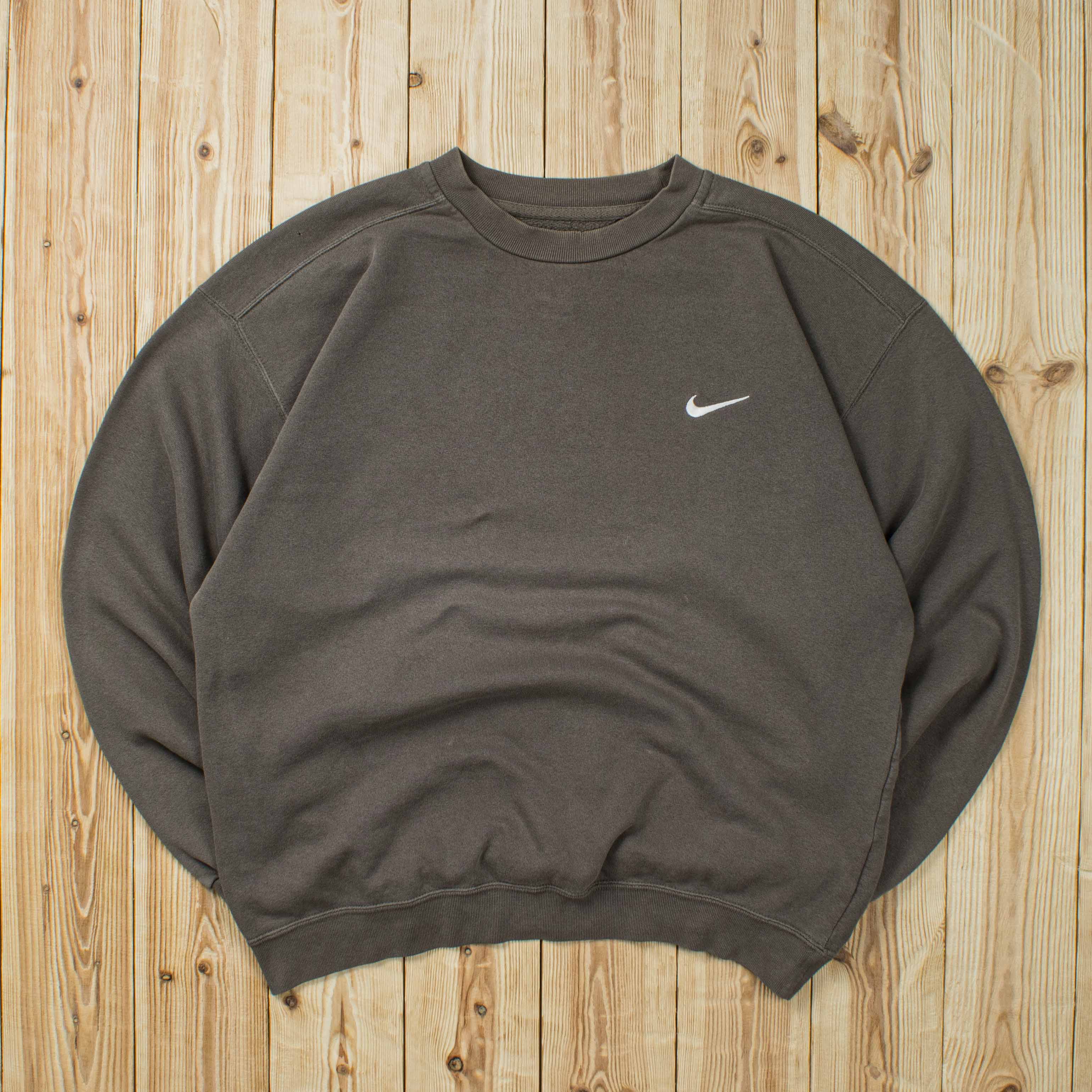 (L) Vintage Nike Essential Embroidered Sweatshirt