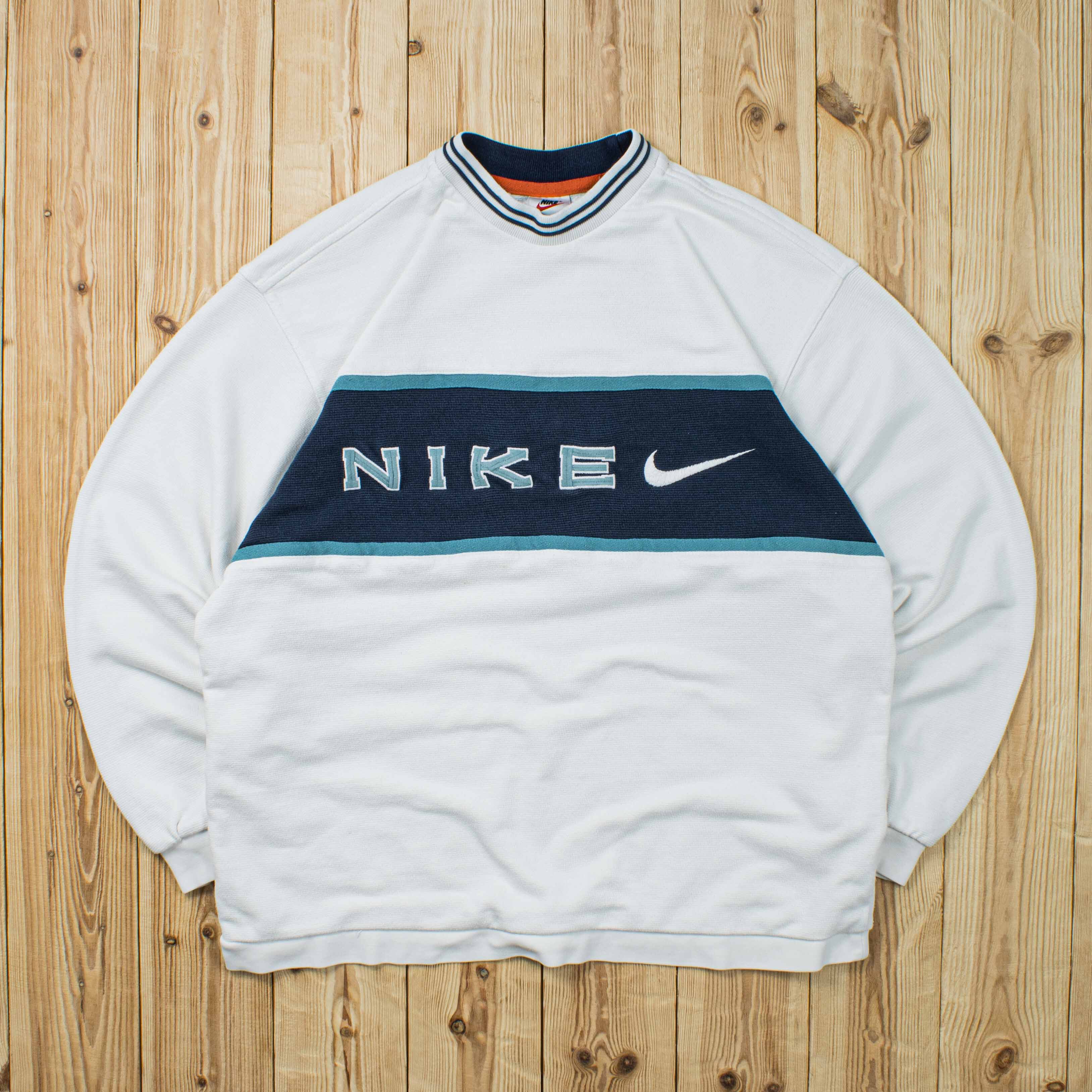 (M) Vintage Nike Spell Out Embroidered Sweatshirt
