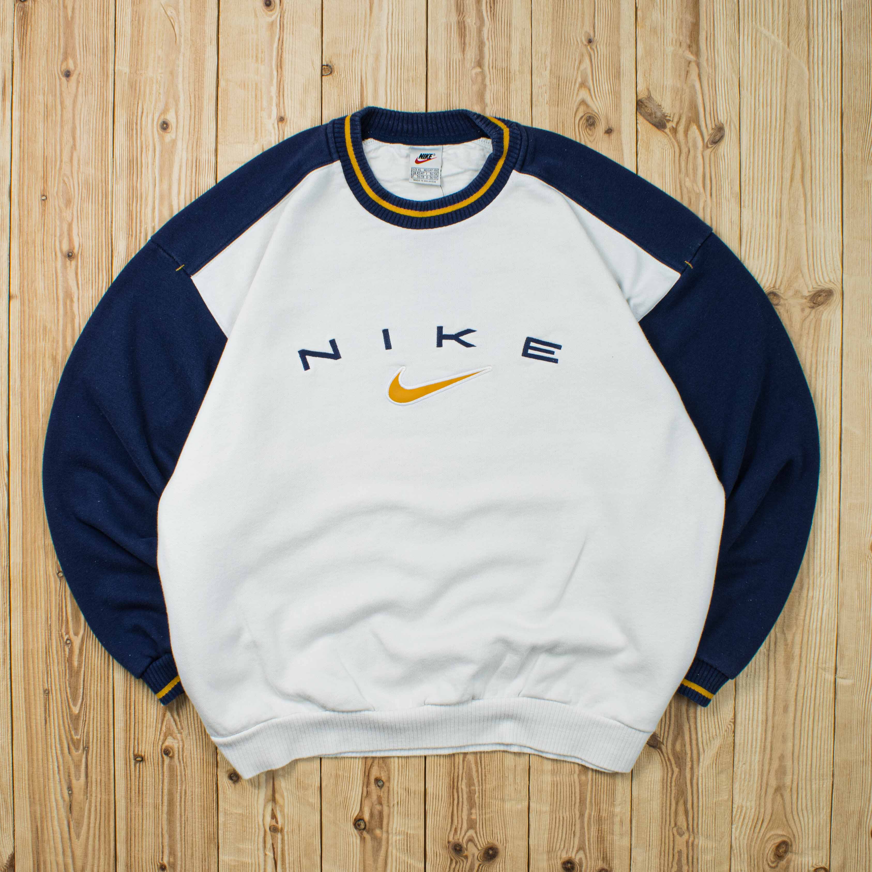 (L) Vintage Nike Spell Out Embroidered Sweatshirt
