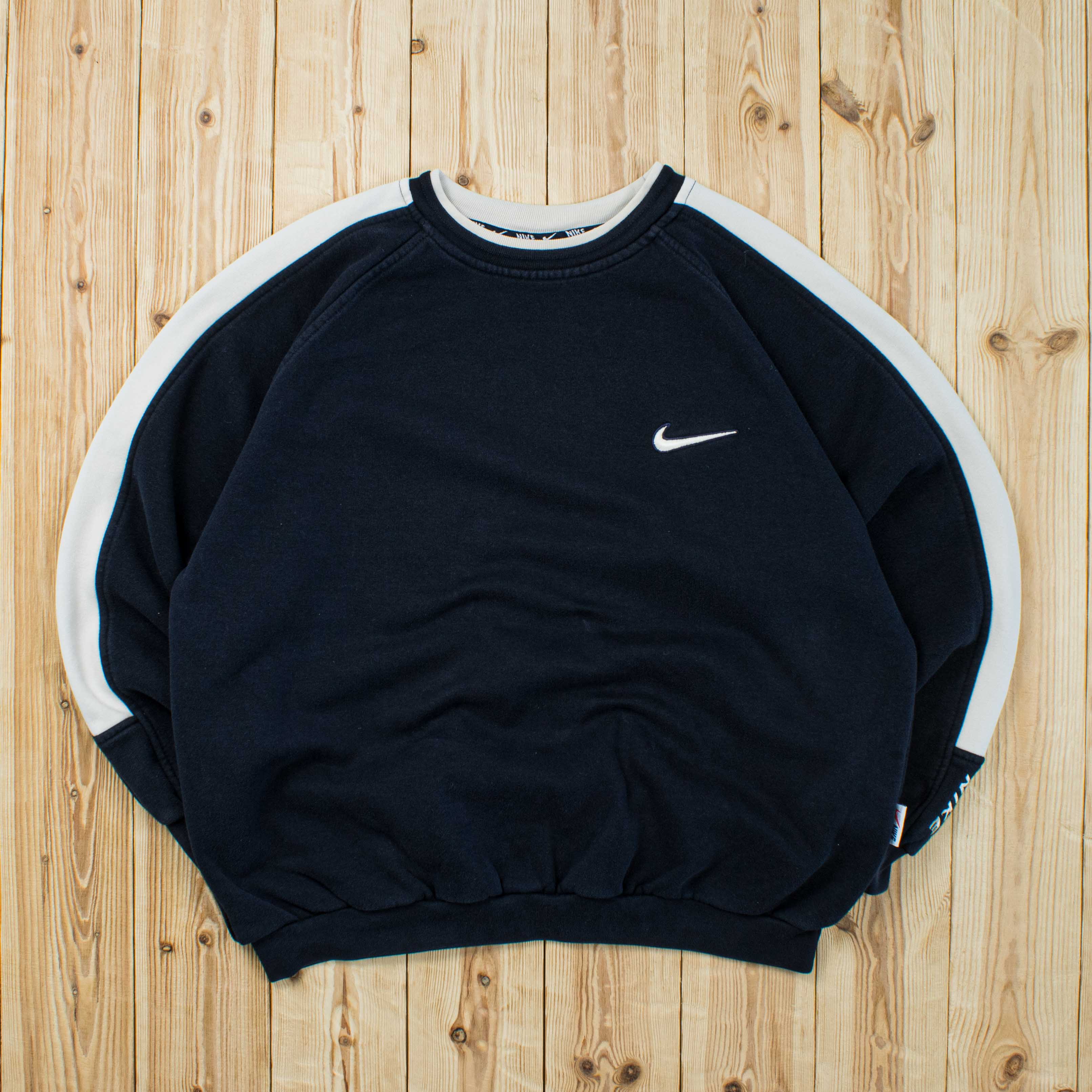 (L) Vintage Nike Essential Embroidered Sweatshirt