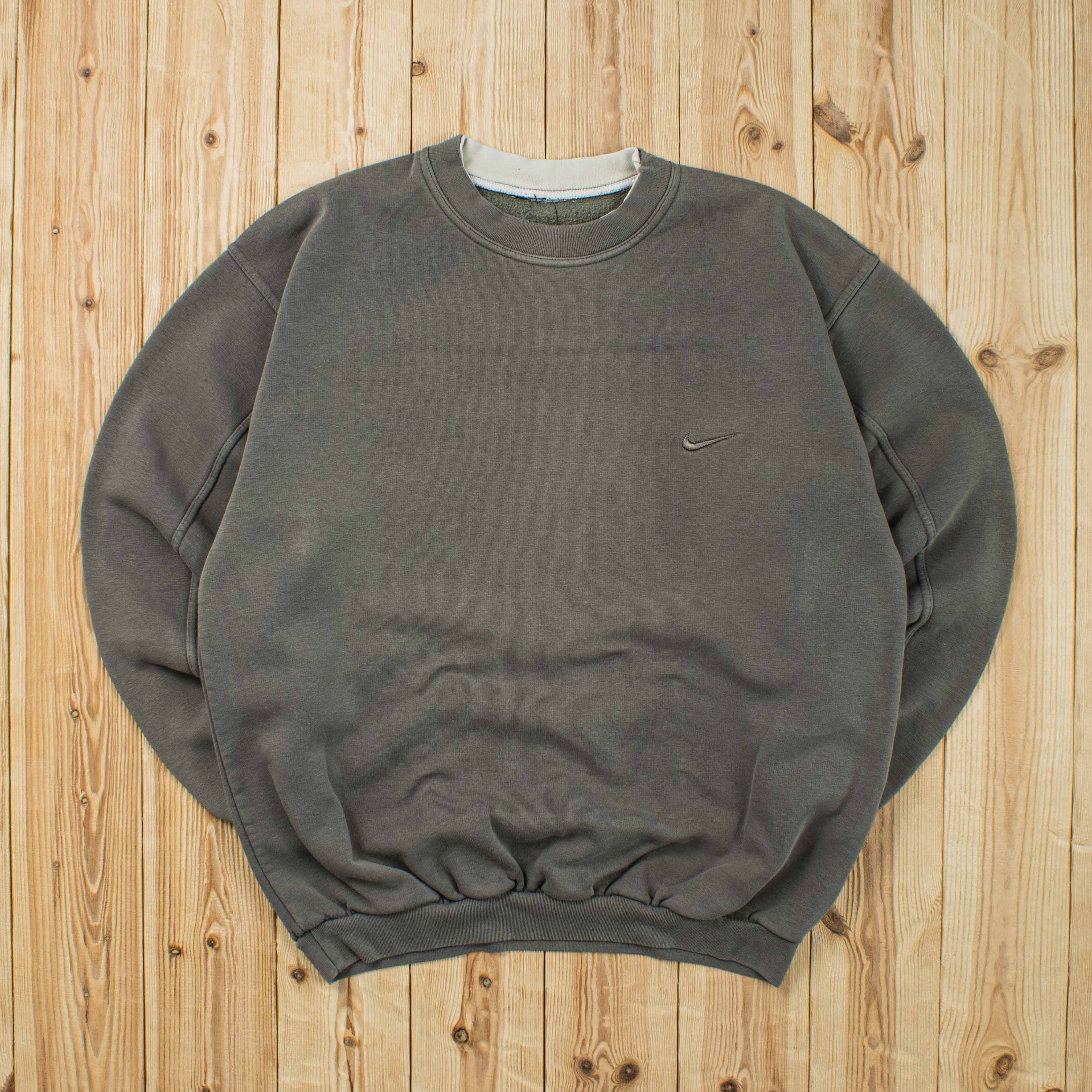 (L) Vintage Nike Essential Embroidered Sweatshirt