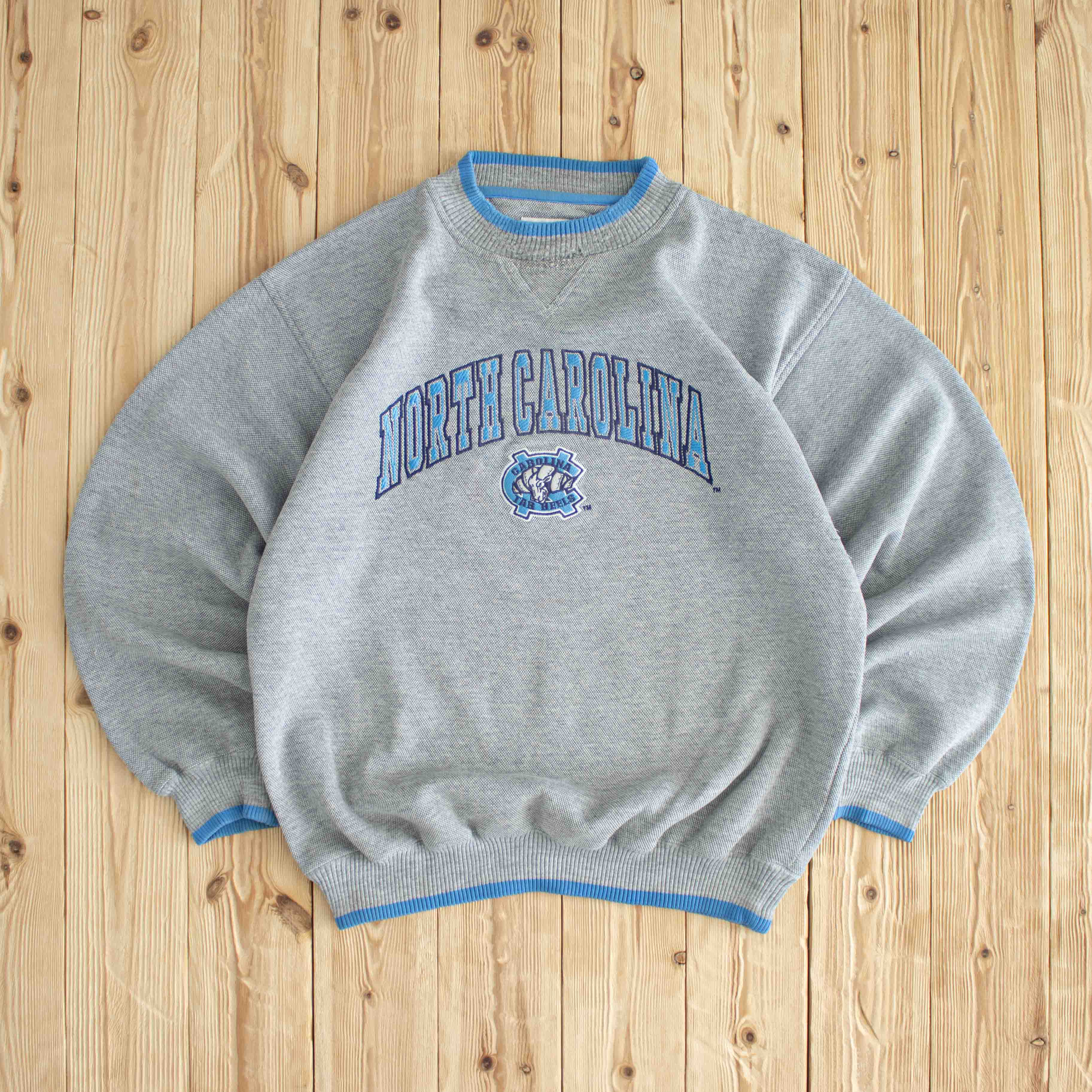 (L) Logo Athletic North Carolina Tar Heels Vintage Embroidered Sweatshirt Gray