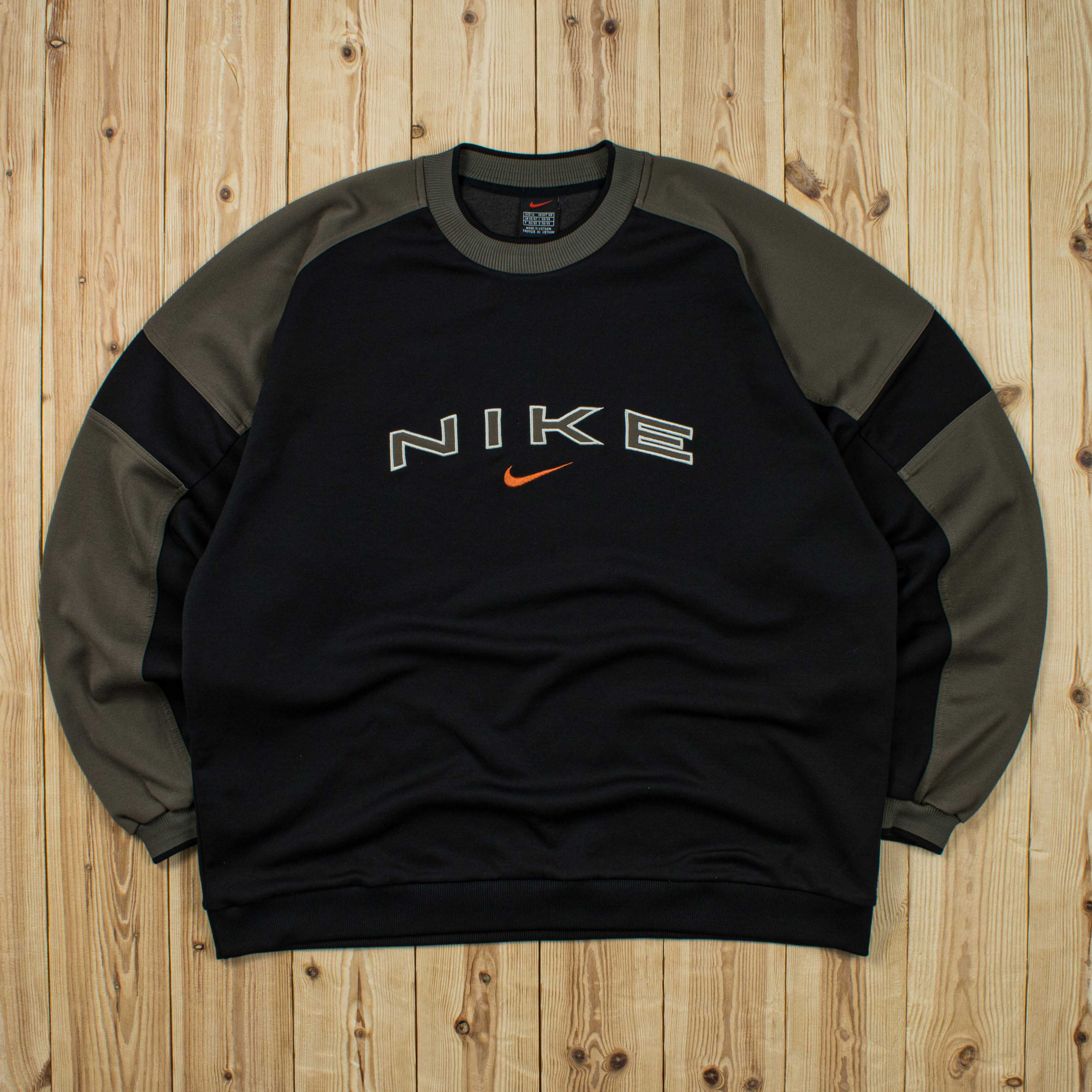 (L) Vintage Nike Spell Out Embroidered Sweatshirt