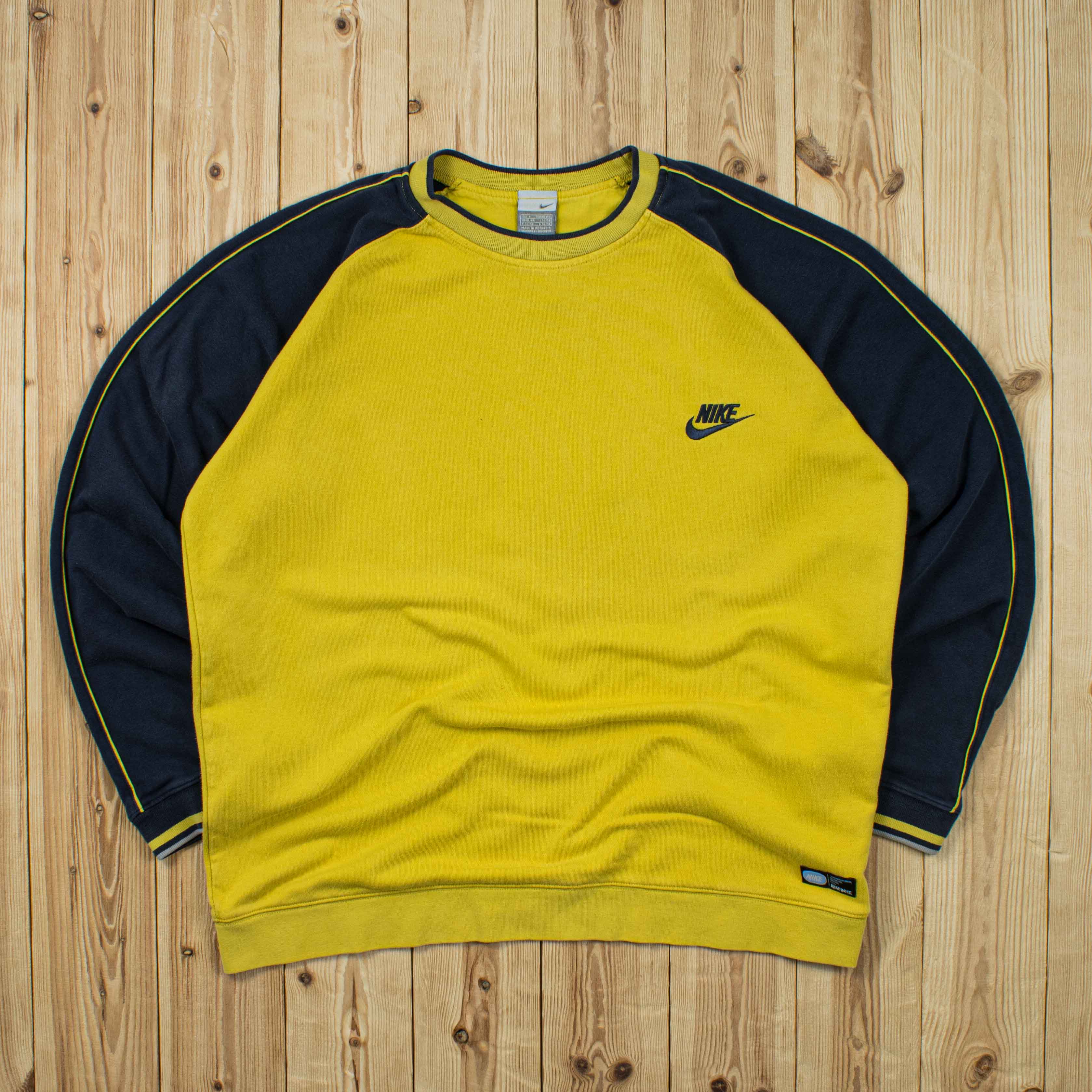 (L) Vintage Nike Essential Embroidered Sweatshirt