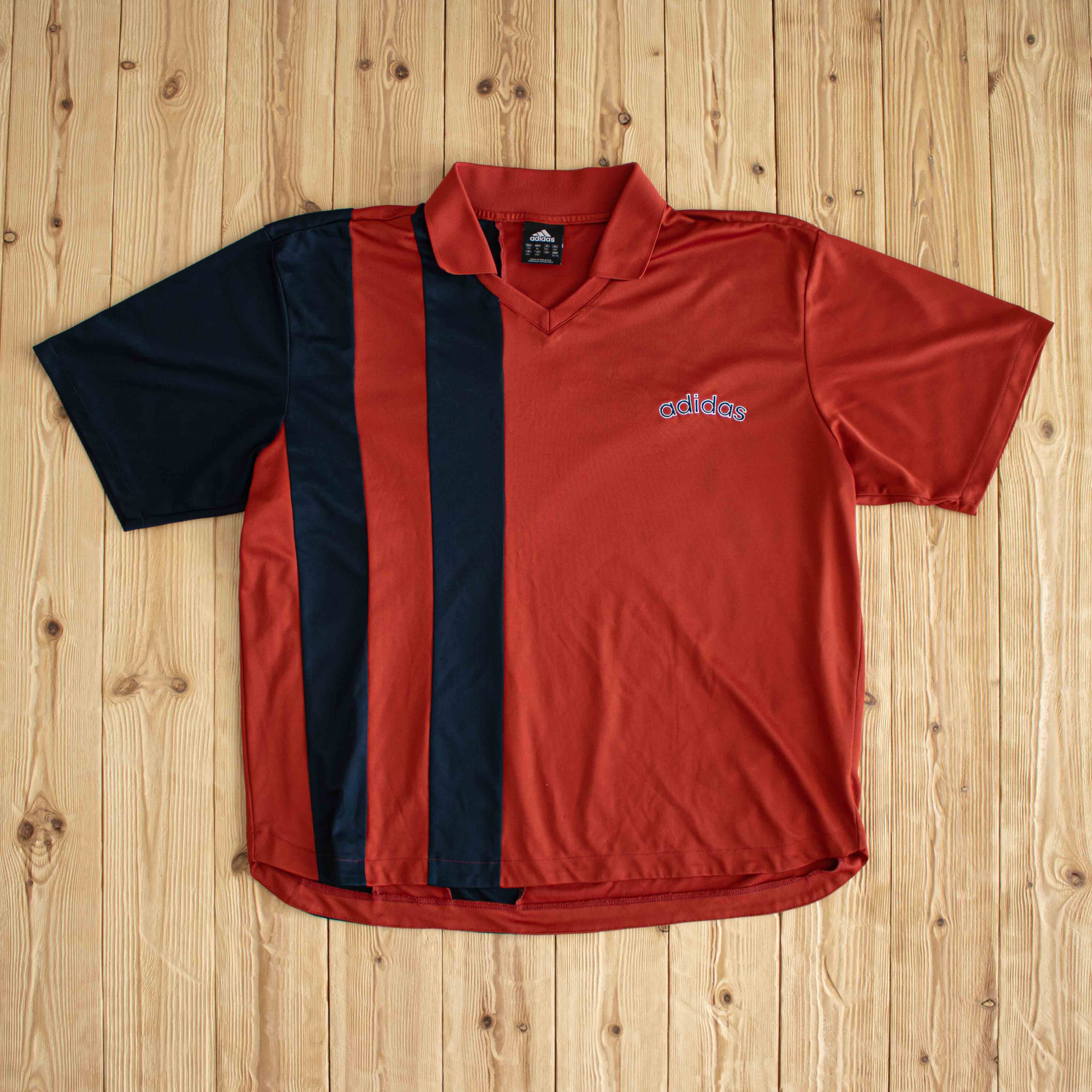 (L/XL) Adidas Vintage Embroidered T-Shirt Red