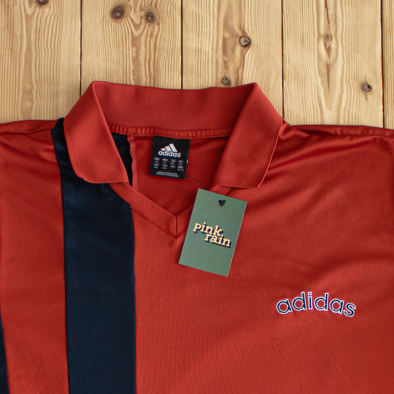 (L/XL) Adidas Vintage Embroidered T-Shirt Red