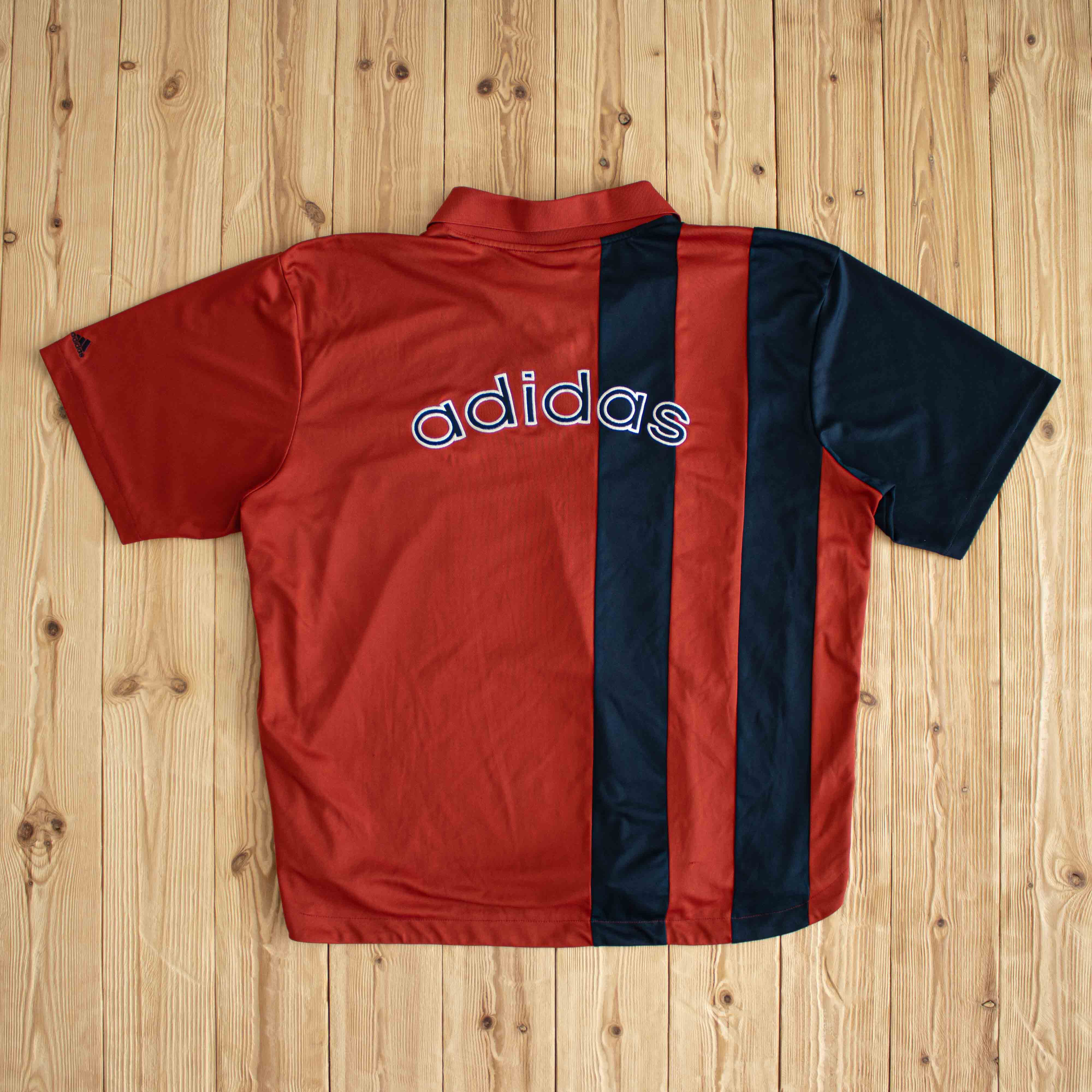 (L/XL) Adidas Vintage Embroidered T-Shirt Red