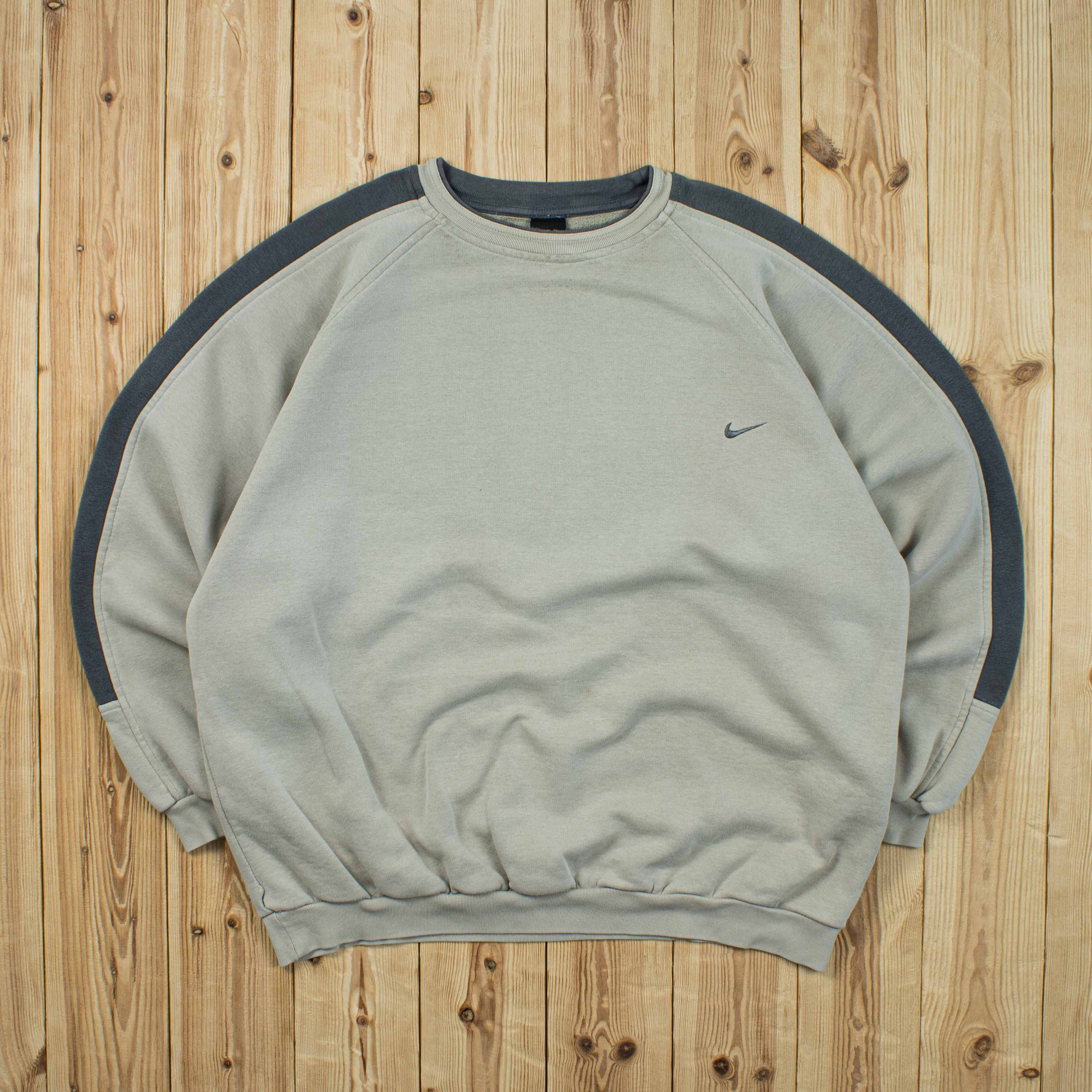 (L) Vintage Nike Essential Embroidered Sweatshirt