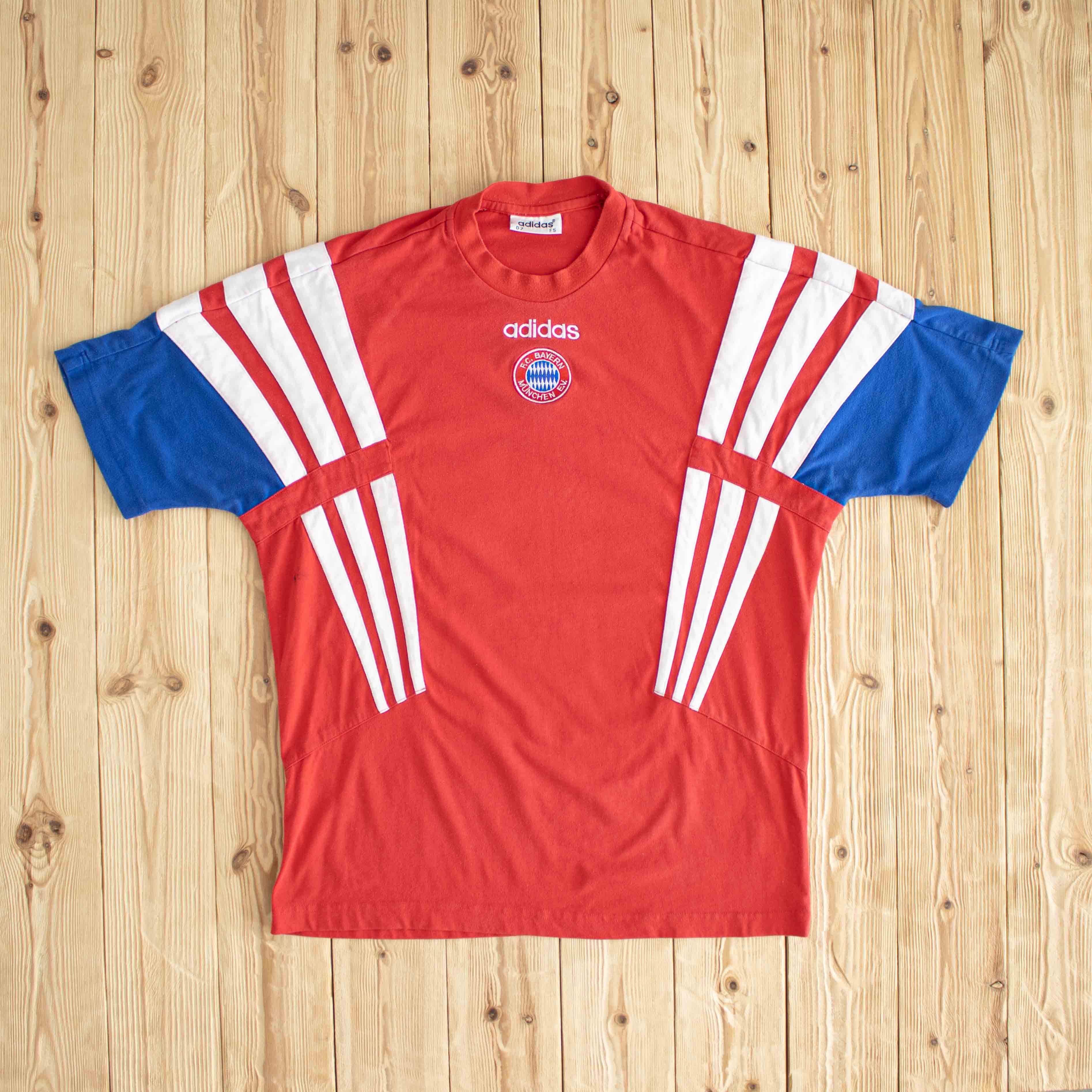 (L) Adidas F.C. Bayern München Vintage Embroidered T-Shirt Red