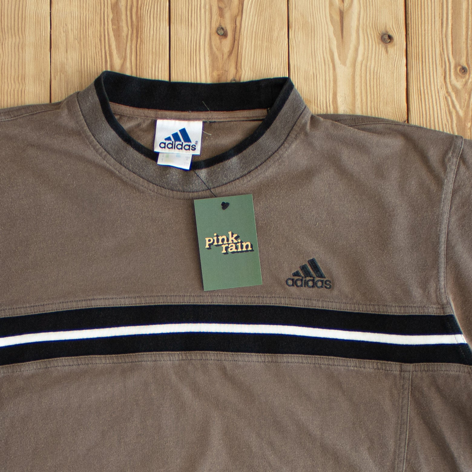 (L/XL) Adidas Vintage Embroidered T-Shirt Brown