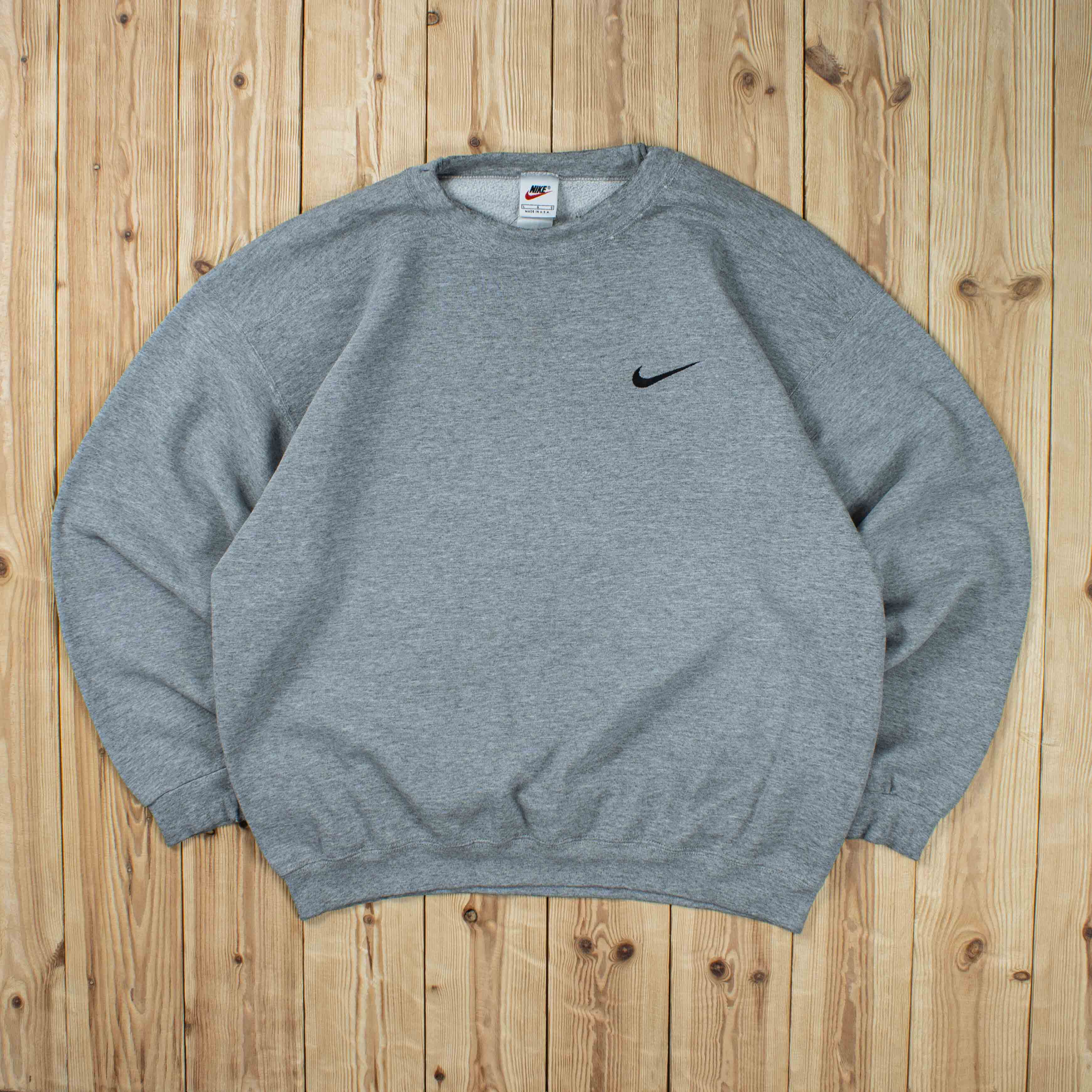(L) Vintage Nike Essential Embroidered Sweatshirt