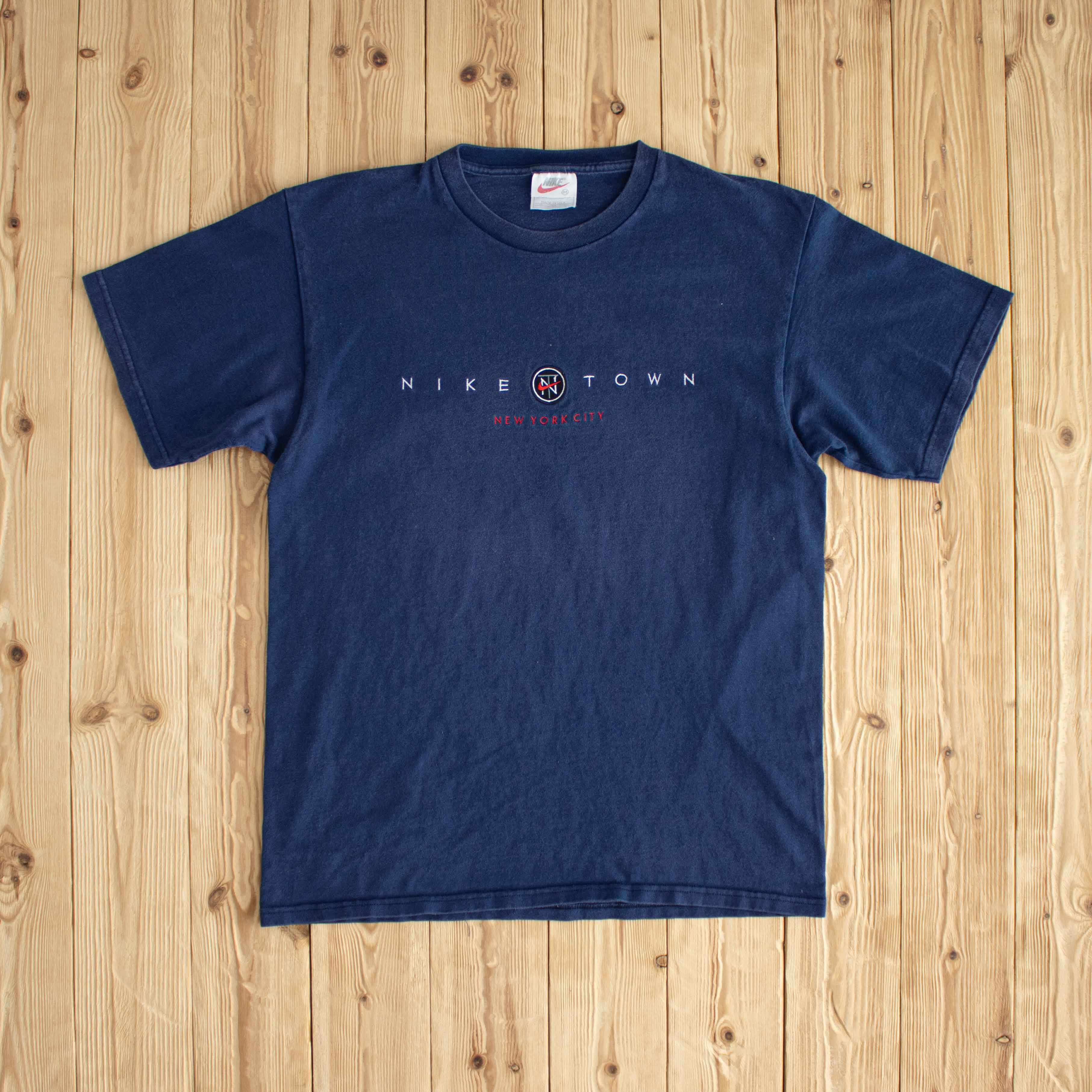 (M) Nike Town New York City Vintage Embroidered T-Shirt Blue