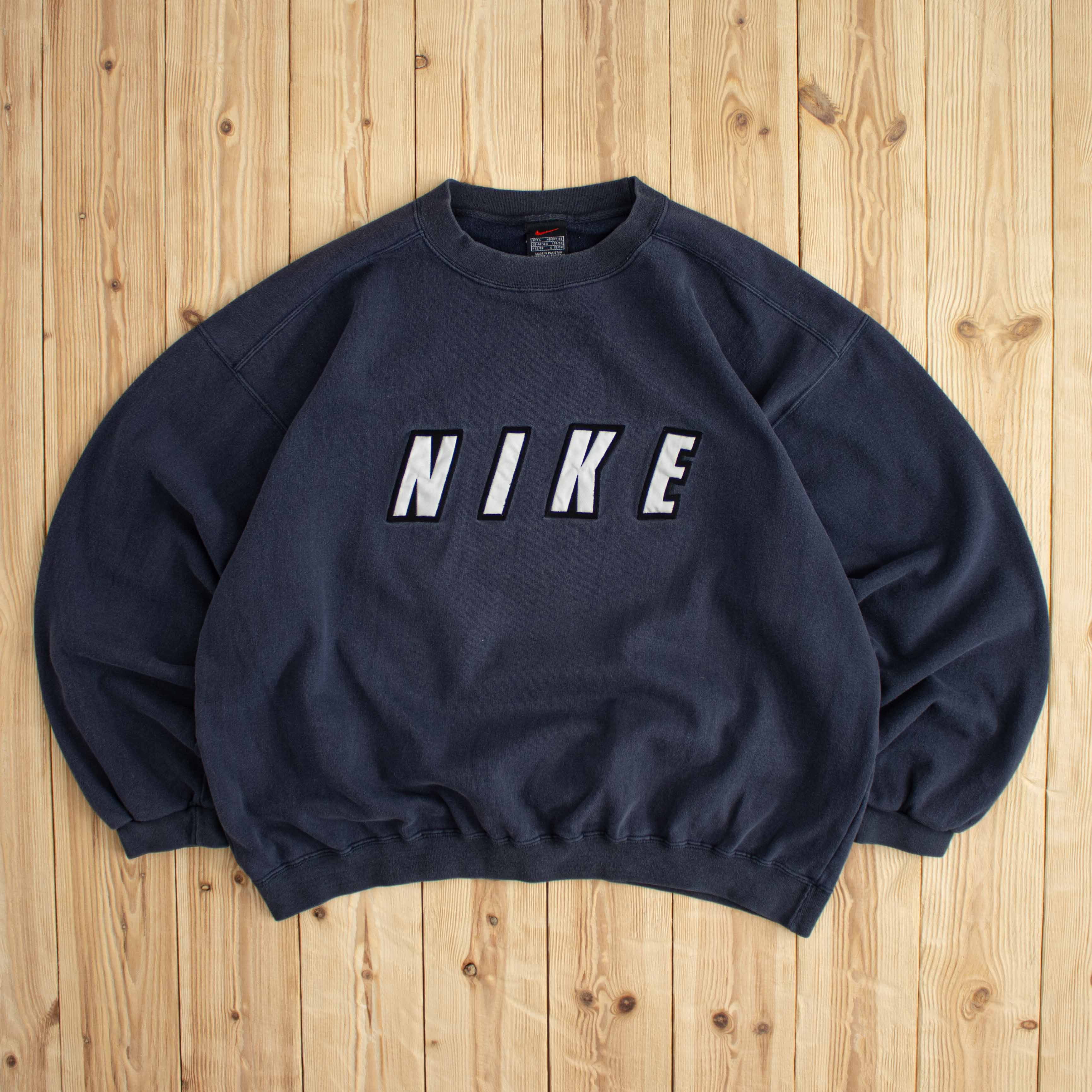 (L) Vintage Nike Spell Out Embroidered Sweatshirt