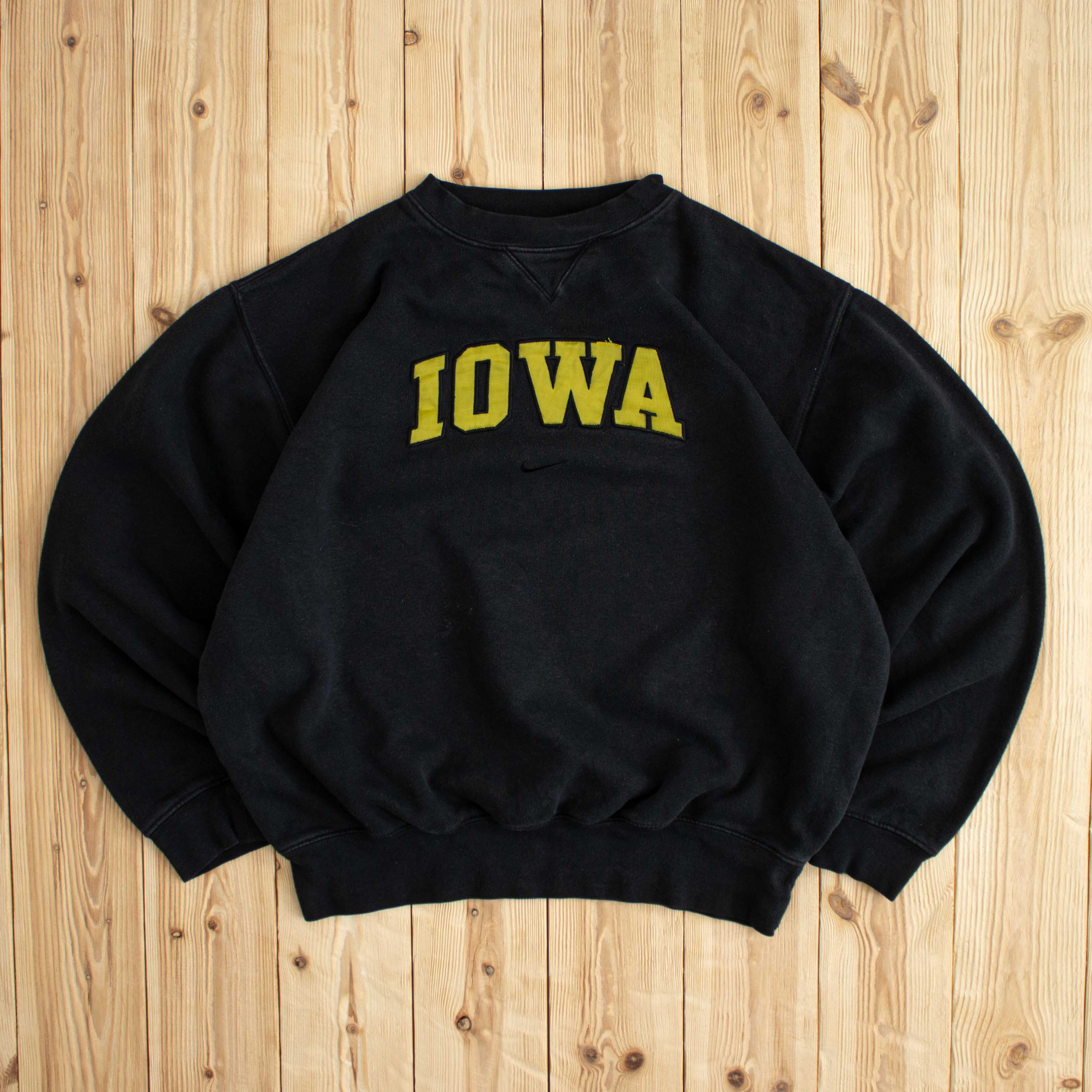 (M) Vintage Nike Iowa Center Swoosh Embroidered Sweatshirt