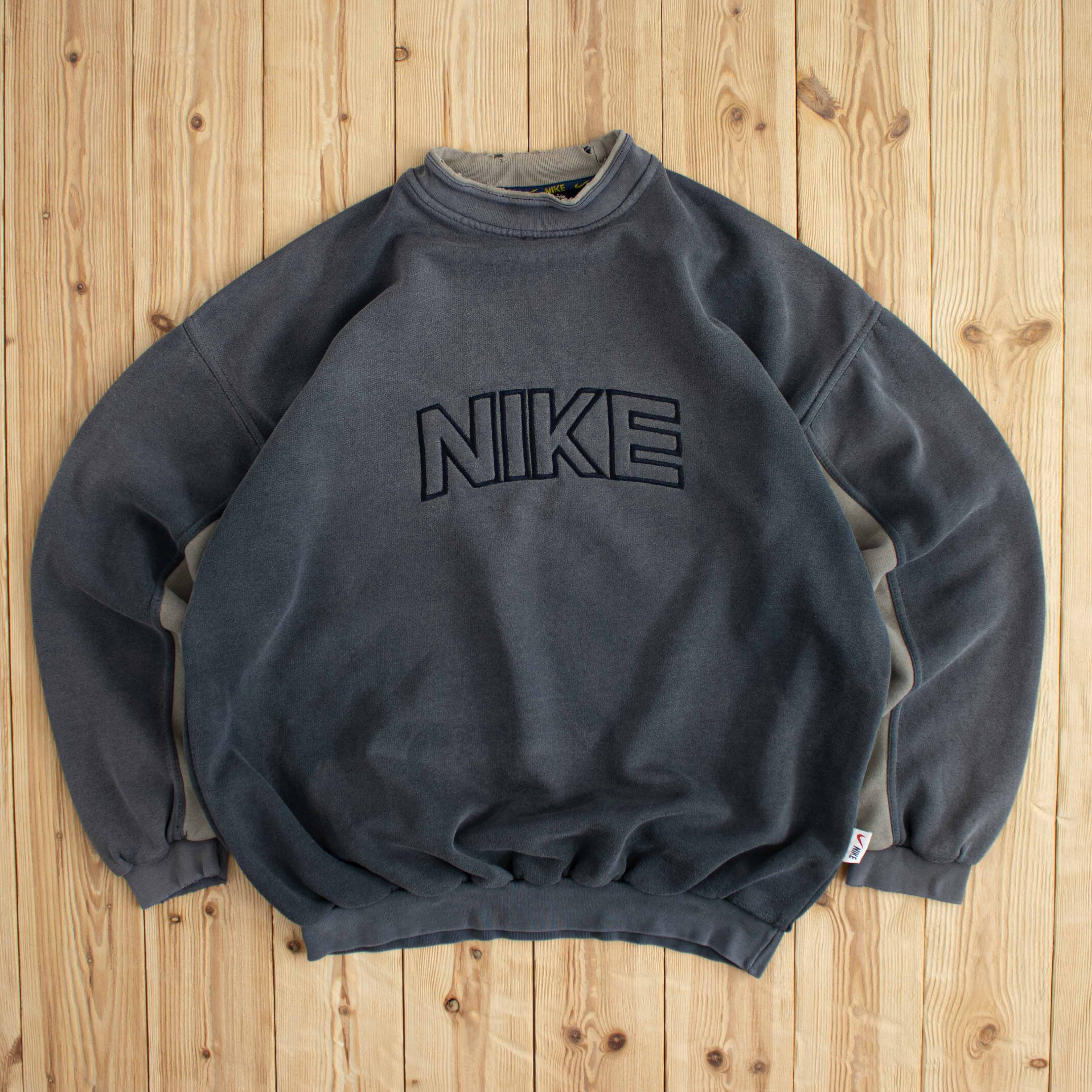 (L) Vintage Nike Spell Out Embroidered Sweatshirt