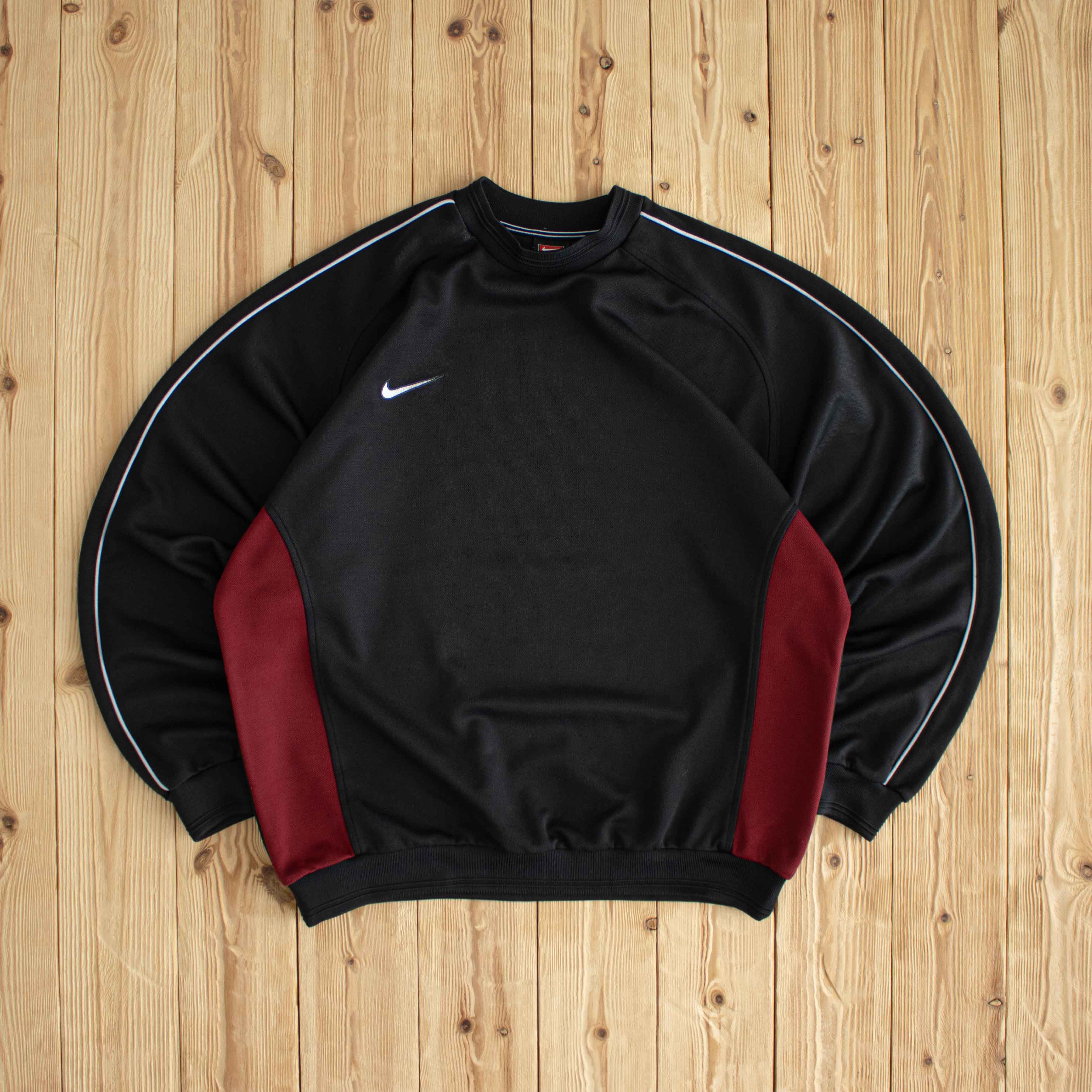 (L) Nike Team Vintage Essential Embroidered Sweatshirt Black
