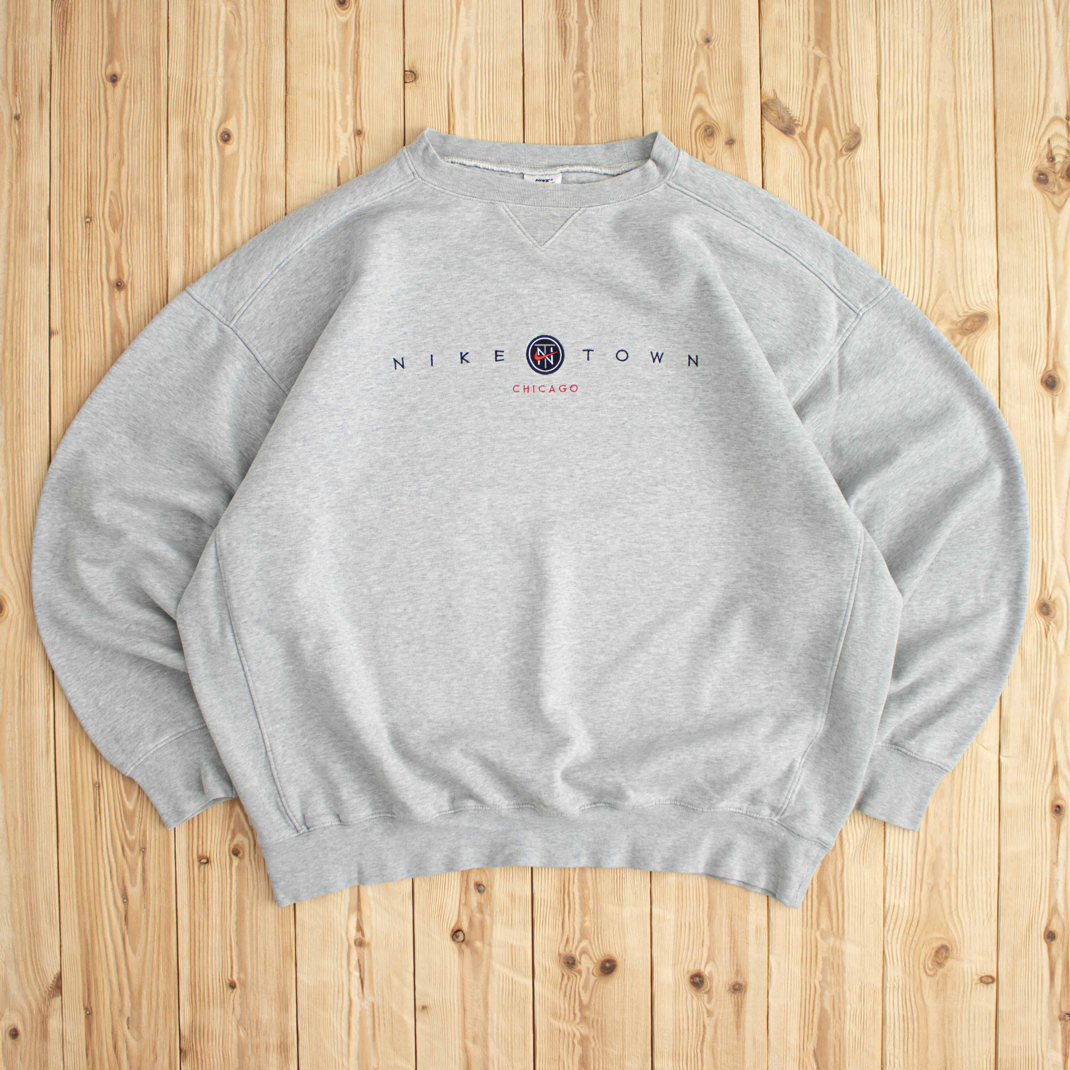 (XL) Vintage Nike Town Chicago Embroidered Sweatshirt