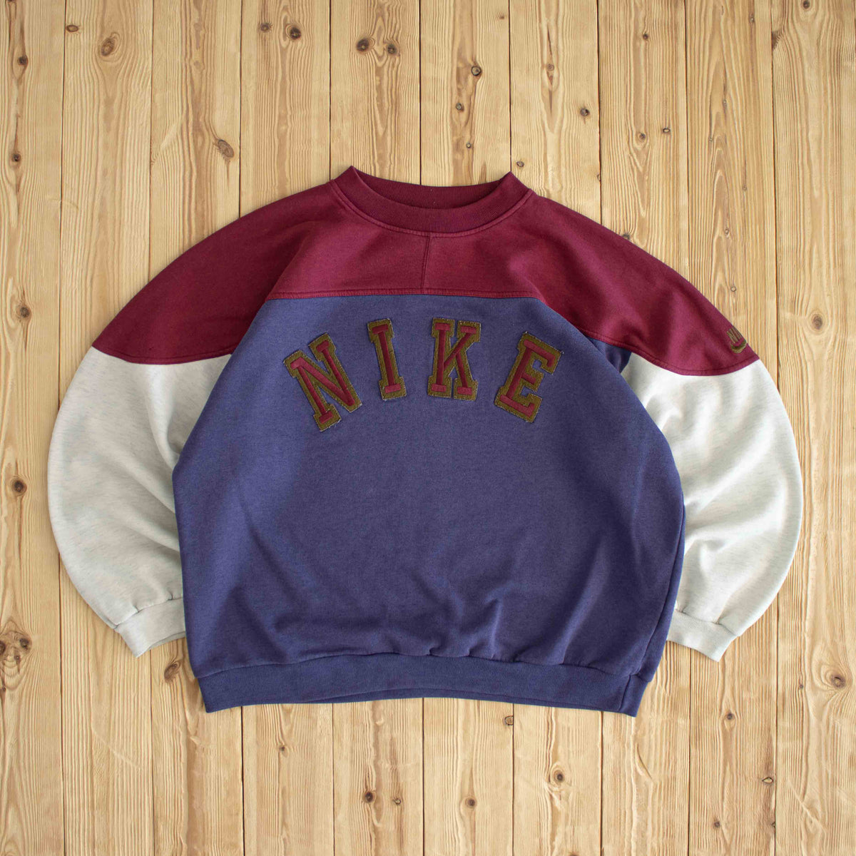 (L) Nike Spell Out Vintage Embroidered Sweatshirt Purple