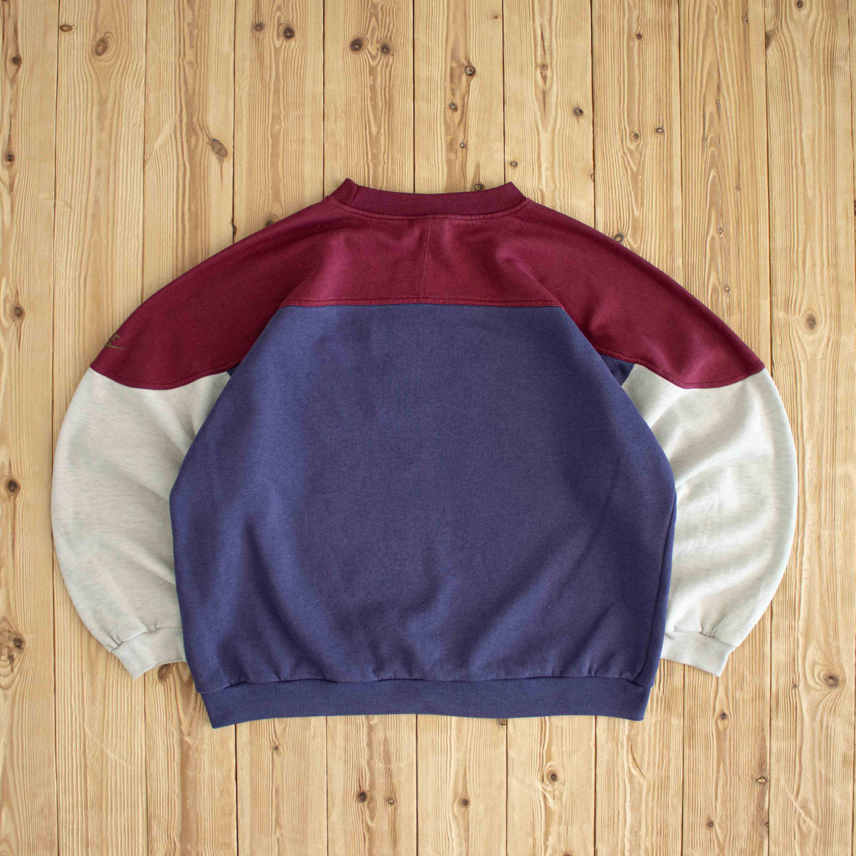 (L) Nike Spell Out Vintage Embroidered Sweatshirt Purple