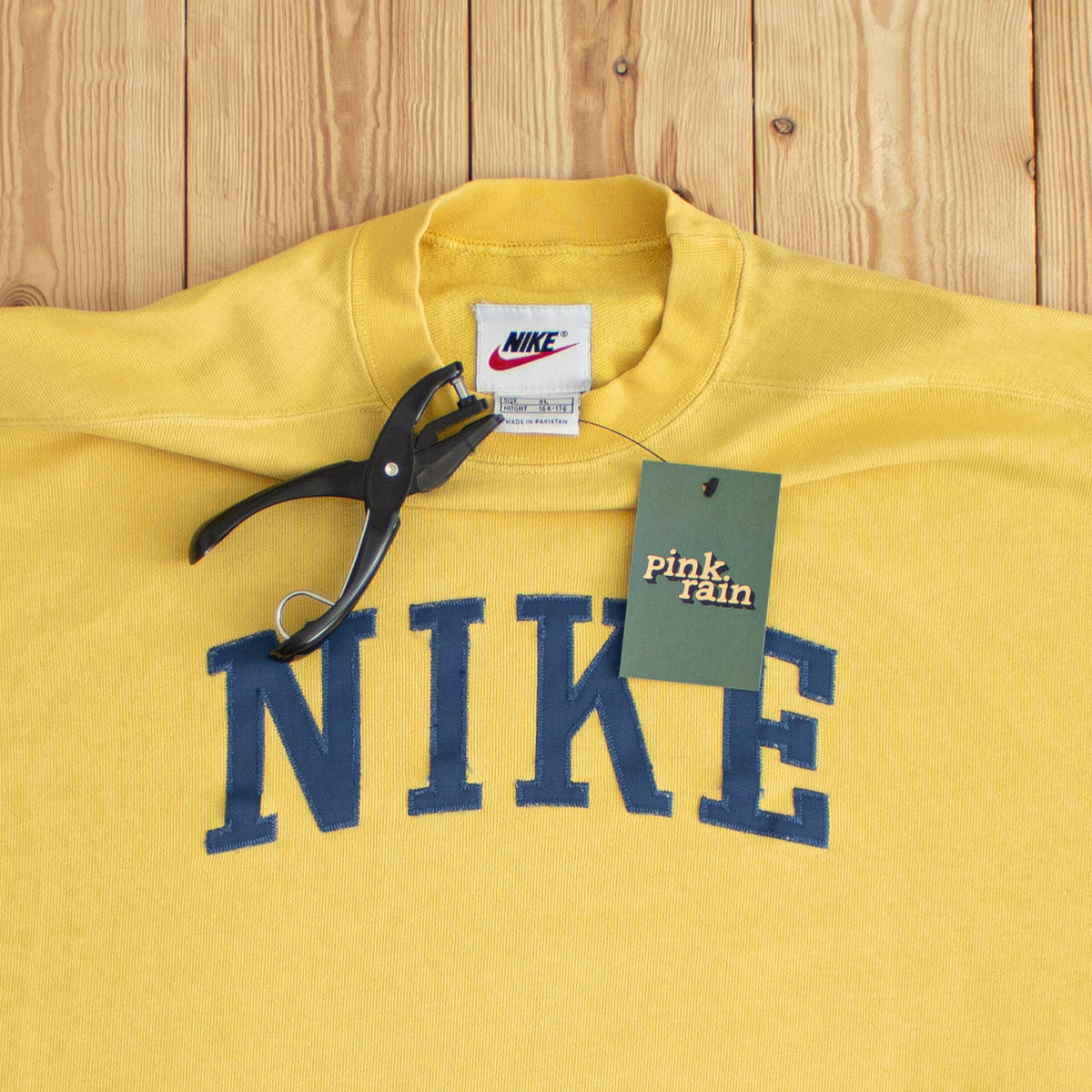 (M) Nike Spell Out Vintage Embroidered Sweatshirt Yellow
